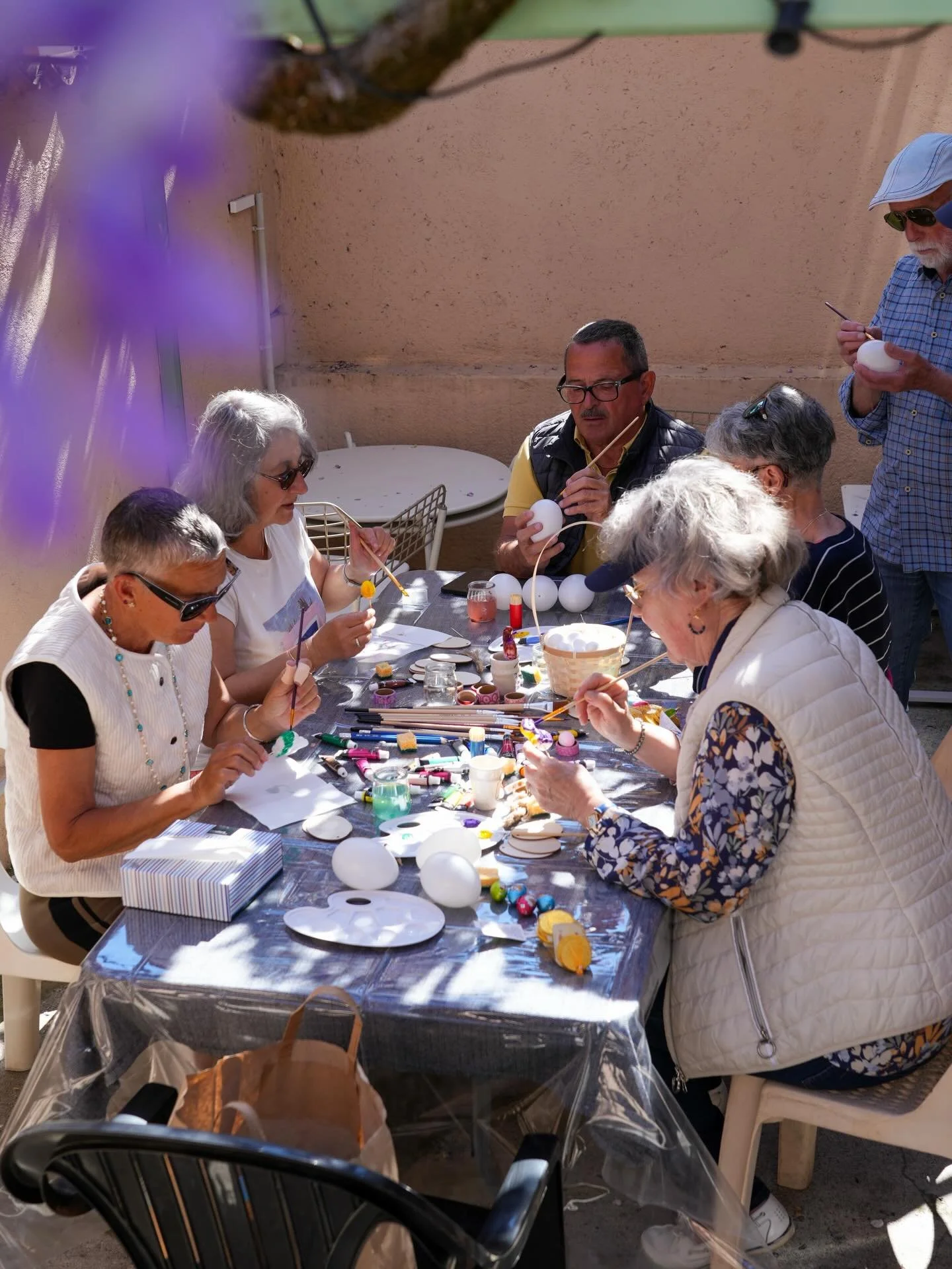 🇫🇷 Nos artistes de P&acirc;ques ! 🥚🎨 Retour en images sur une animation conviviale, o&ugrave; nos campeurs ont exprim&eacute; leur cr&eacute;ativit&eacute;, fortement inspir&eacute;s par la nature environnante ! 🐣💜

Rendez-vous jeudi pour le AB