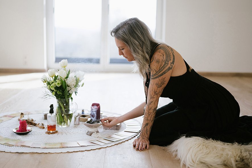 Sigrid Csurda Steinwender in einem Räucher- und Raumritual.