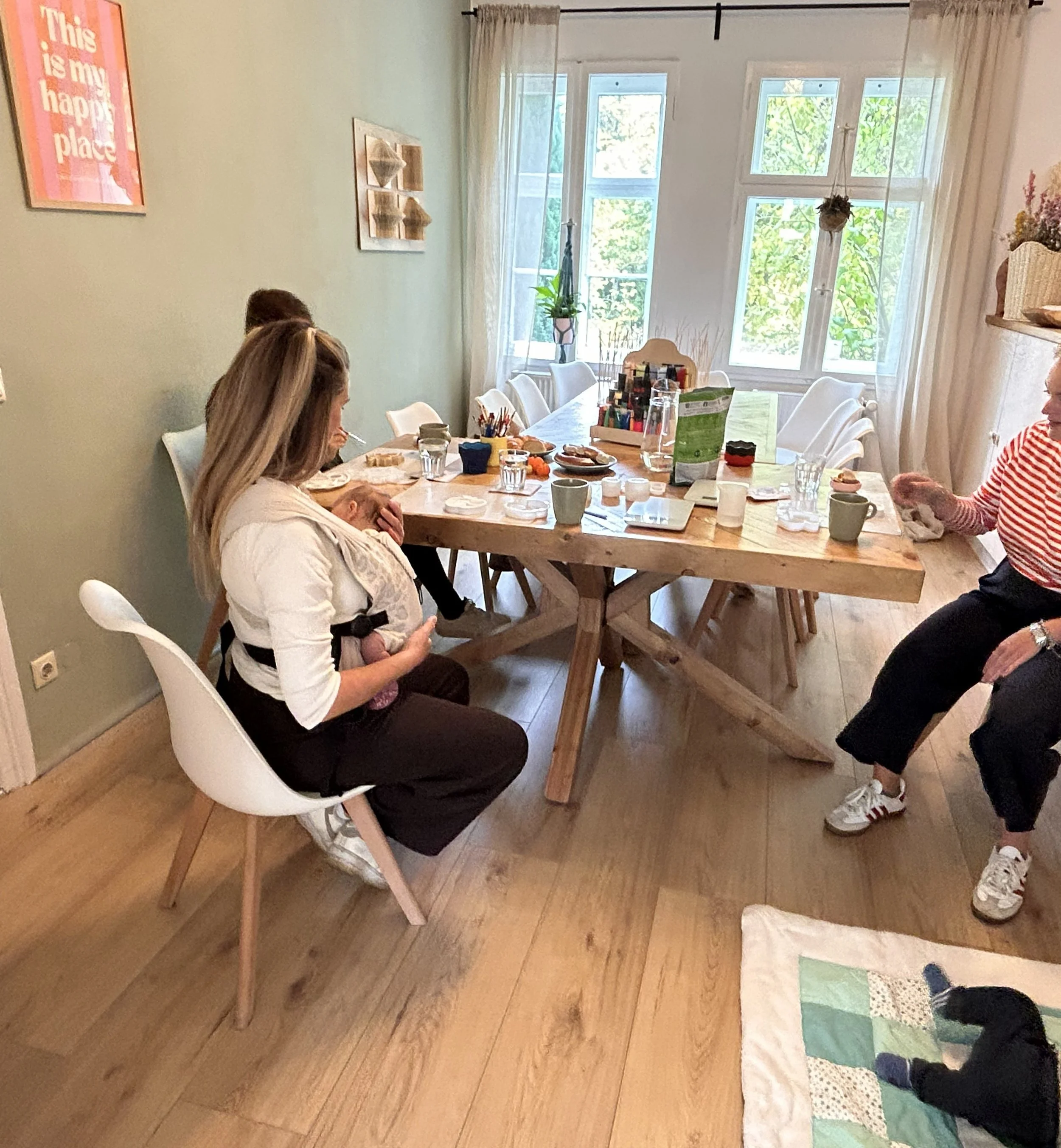 Frauen sitzen mit Babys in Kreativraum