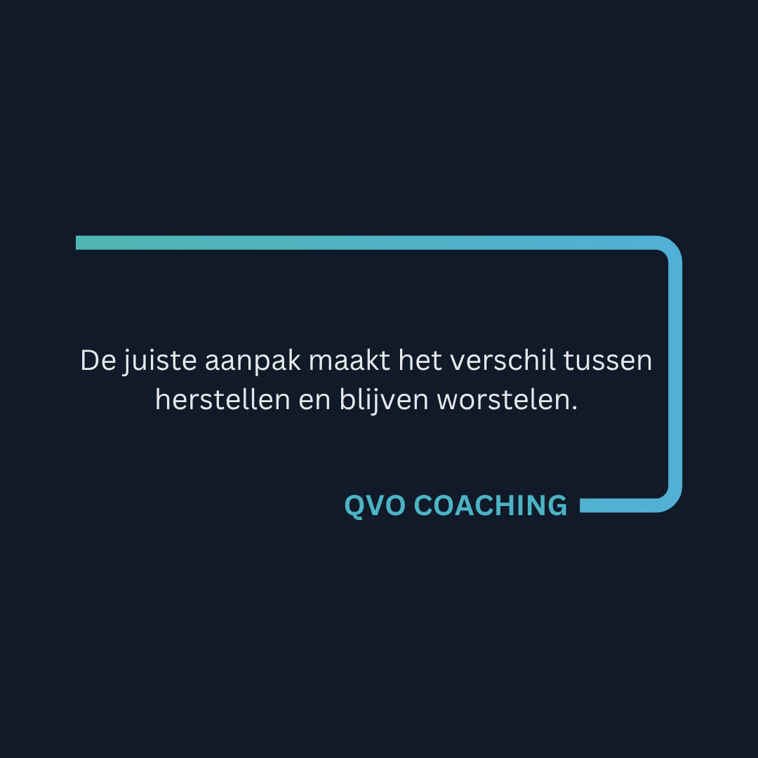 Afbeelding met tekst: 'De juiste aanpak maakt het verschil tussen herstellen en blijven worstelen. QVO COACHING' op een donkerblauwe achtergrond.