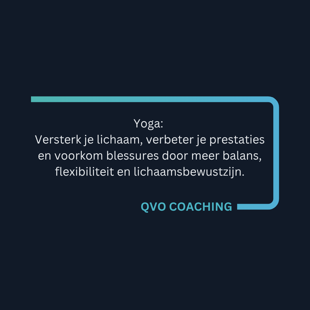 Citaat over yoga en coaching op een donkerblauwe achtergrond.