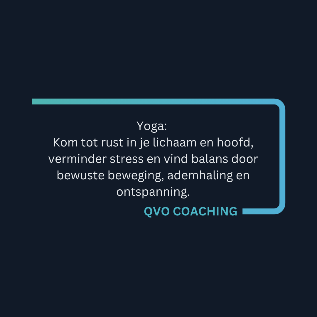 Tekst over yoga en QVO coaching op een donkere achtergrond met blauwe lijnen