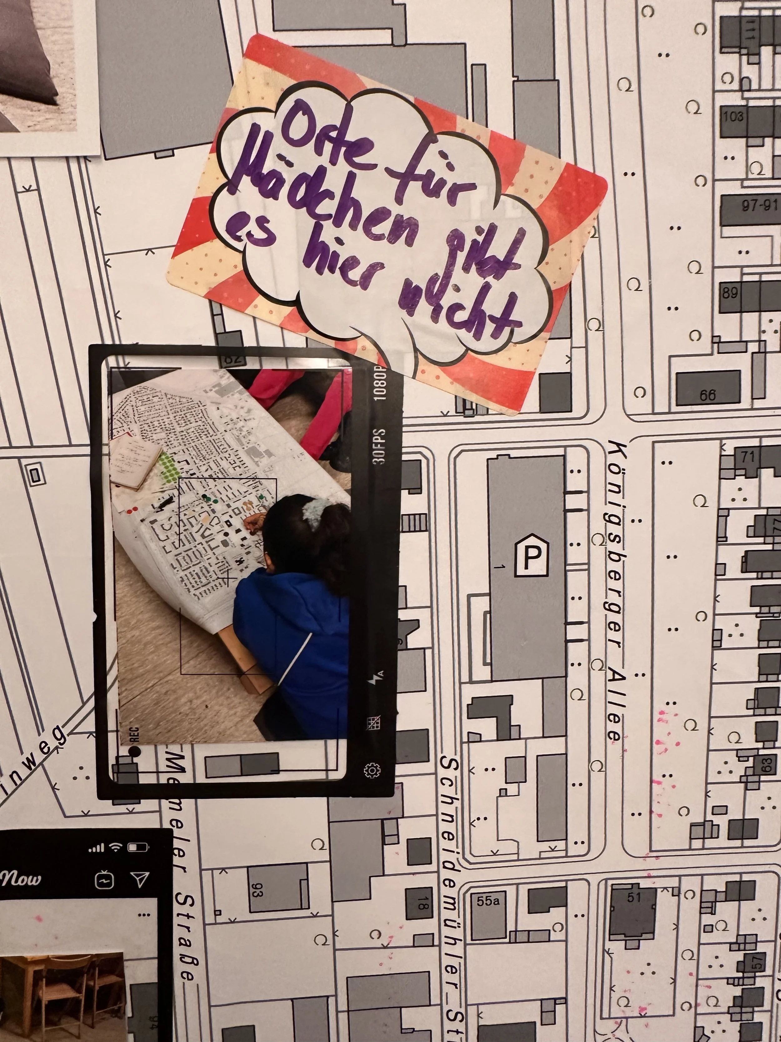 Mädchen kennzeichnet Stadtplan