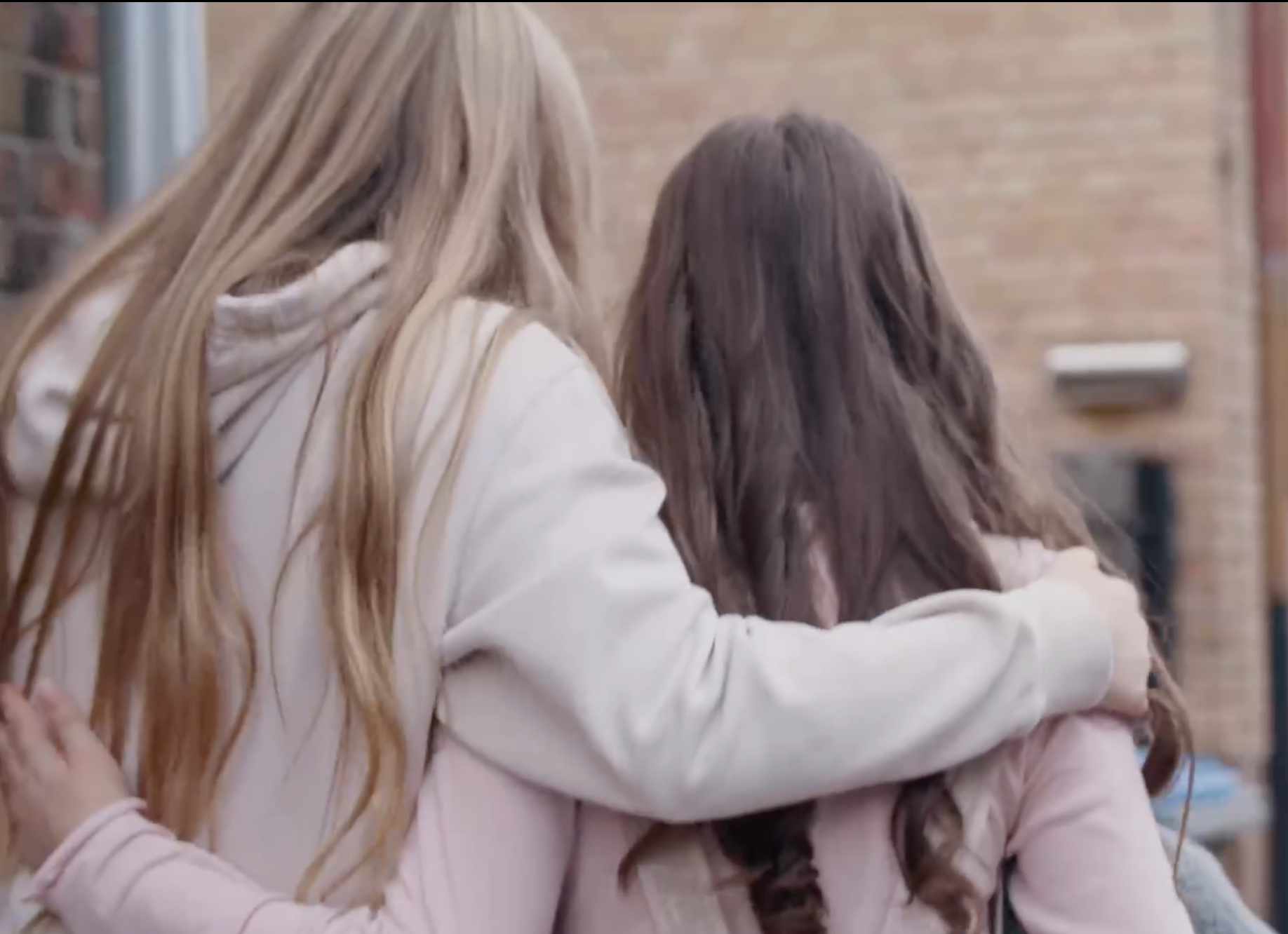 Zwei Mädchen umarmen sich