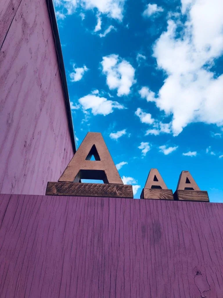 Drei große Buchstaben