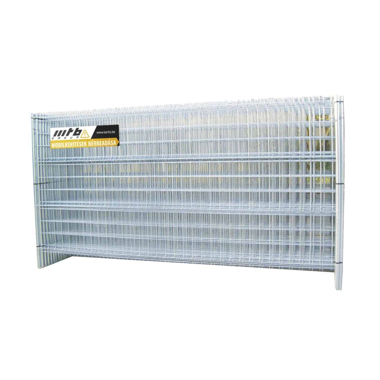 Mobil kerítés elemek egymásra halmozva, felállítva, rajtuk logózott felirattal.