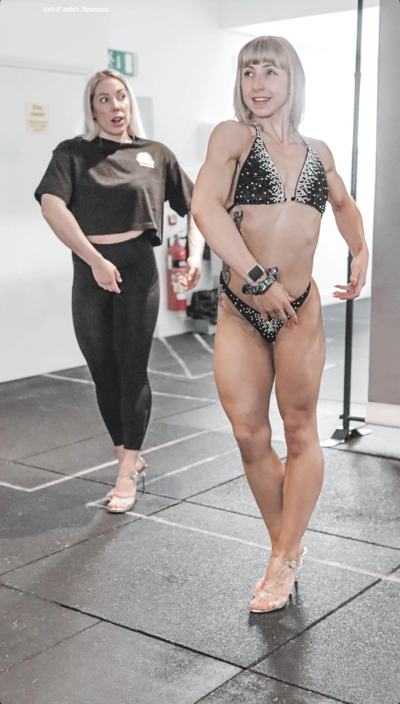 Female posing coach teaches bodybuilder posing coaching for PCA, WNBF UK, UKDFBA