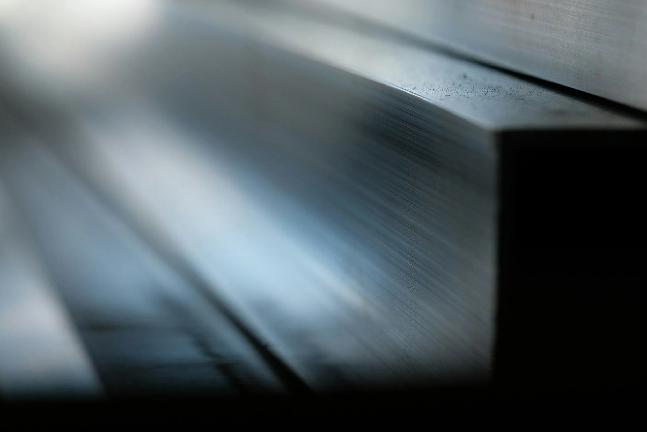 Nærbildet av stablede metallplater som viser kanter og overflatedetaljer.