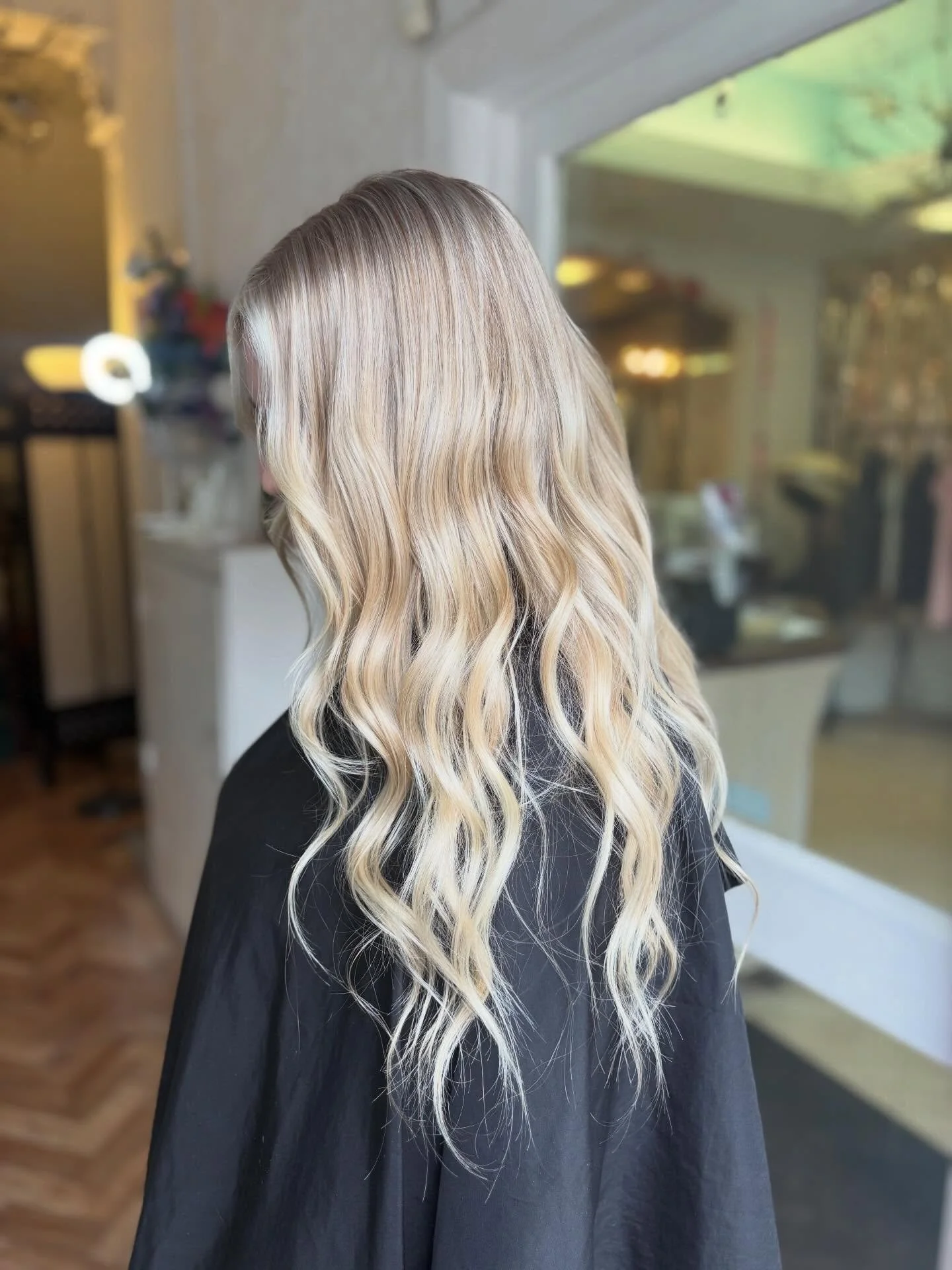 Creamy blonde🥰

Full head baby lights &amp; money piece🤍

Hair by our stylist @ellarosaa_ 
Call or dm for a free consultation🫶🏻