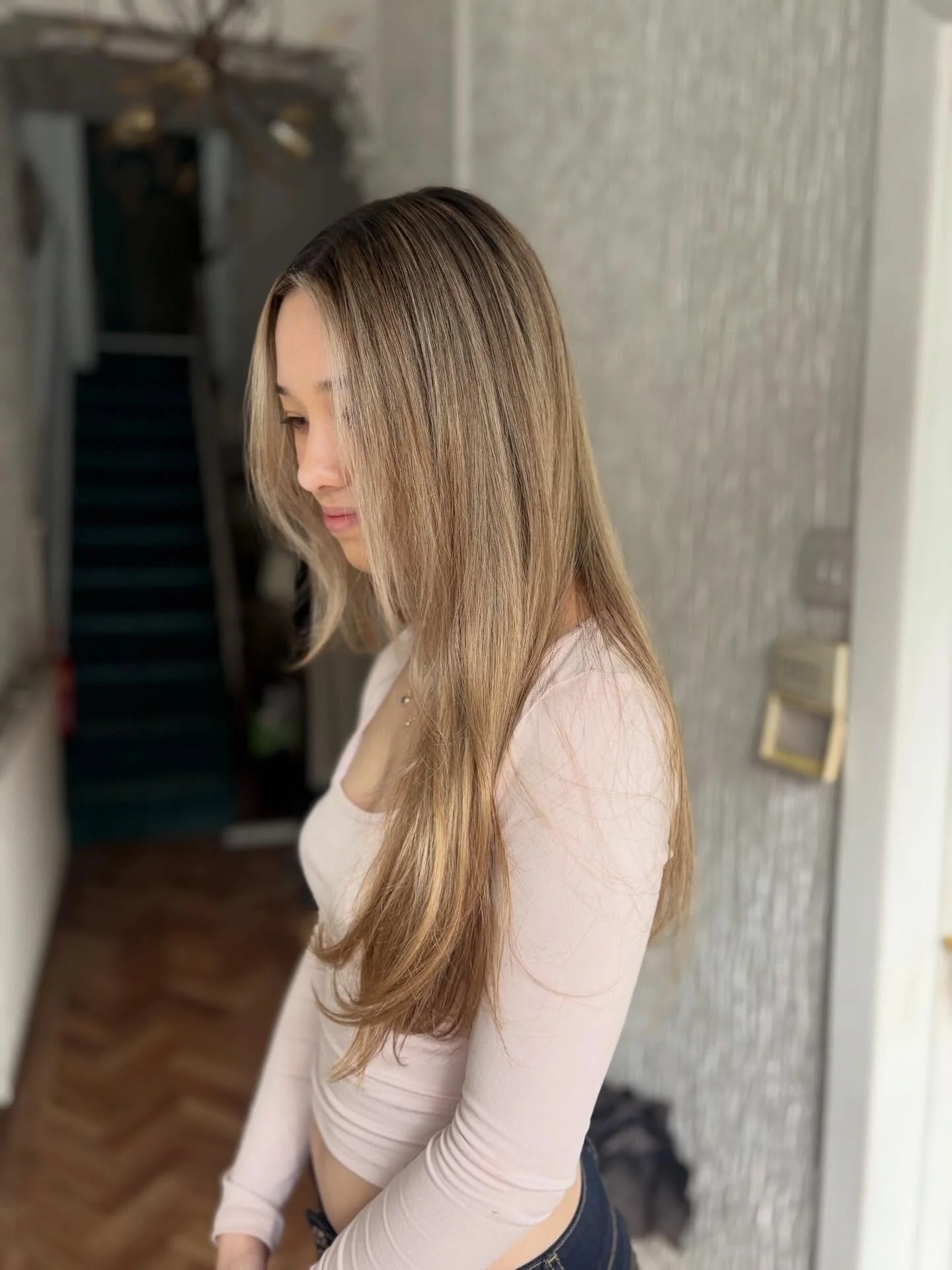 Seamless Balayage🤎🤍

Full head balayage for our client finished with face framing layers🫶🏻

Hair by our stylist @ellarosaa_