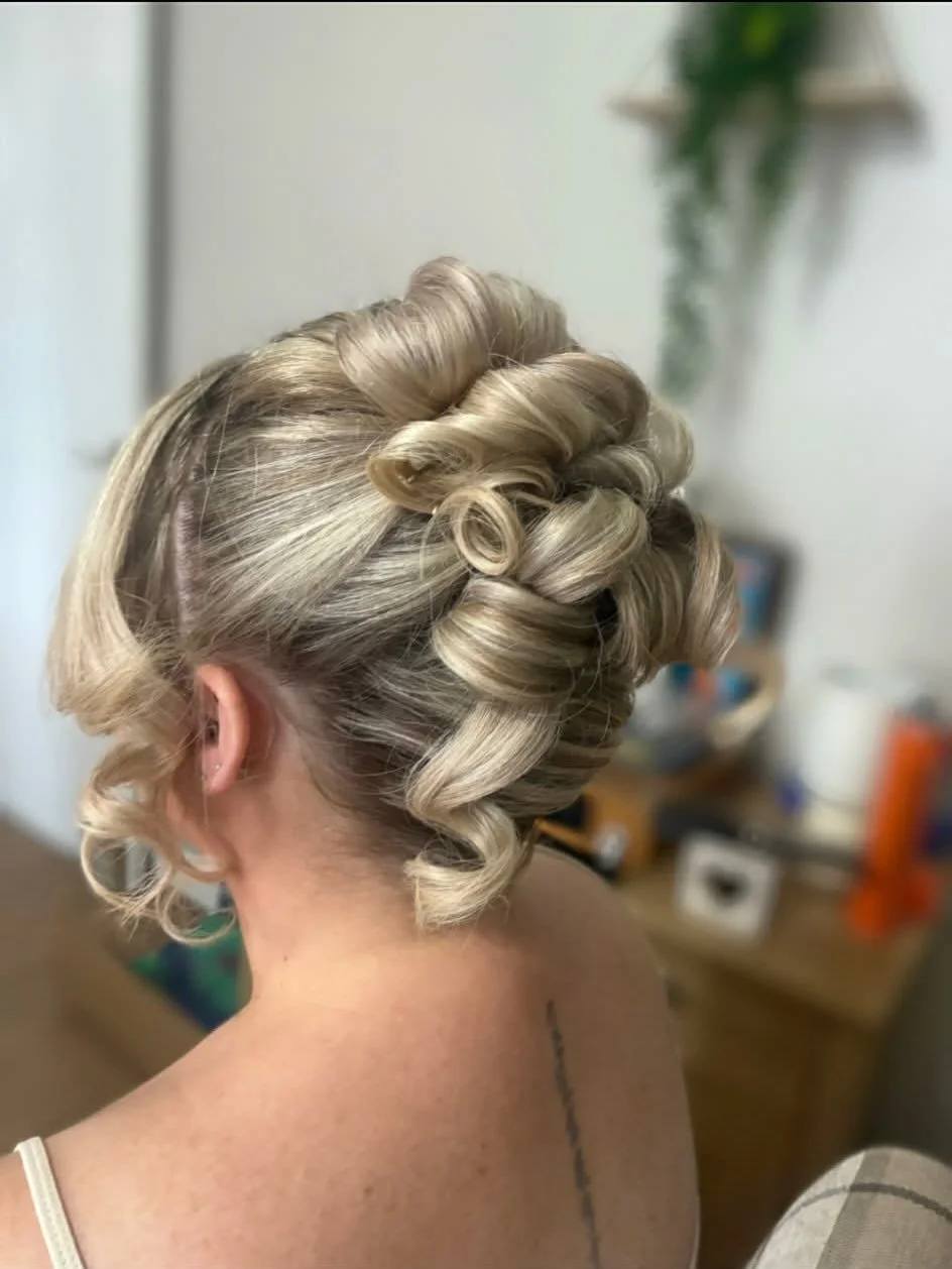 Stunning updo🥰

Please note any weddings/proms will require a trial before events🫶🏻

Hair by our senior stylist @alana_1913_