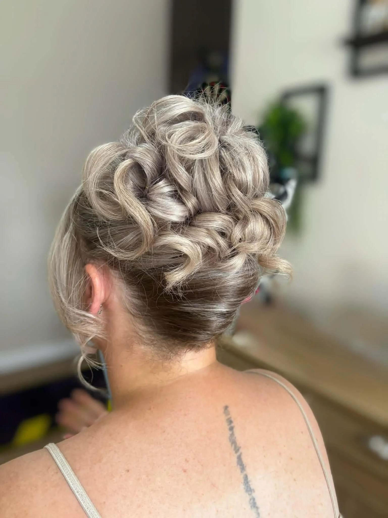 Obsessed with this updo🫶🏻

Stunning hair up by our senior stylist @alana_1913_ 
Ring for an appointment 01925 635710