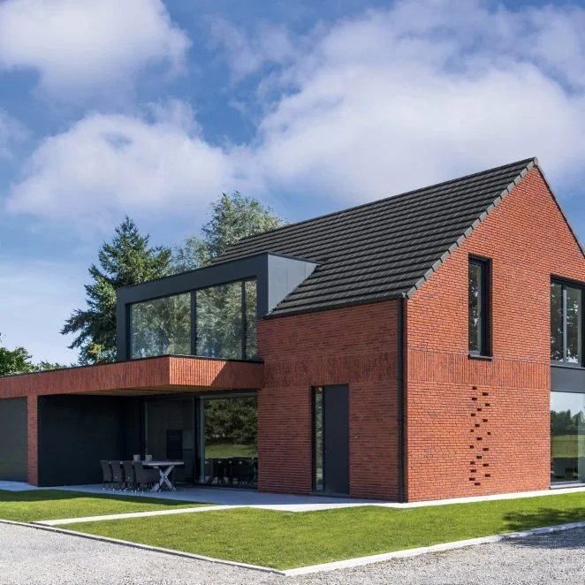 Maison moderne à deux étages avec façade en briques rouges et grandes fenêtres, entourée d'un espace vert et d'un chemin pavé.