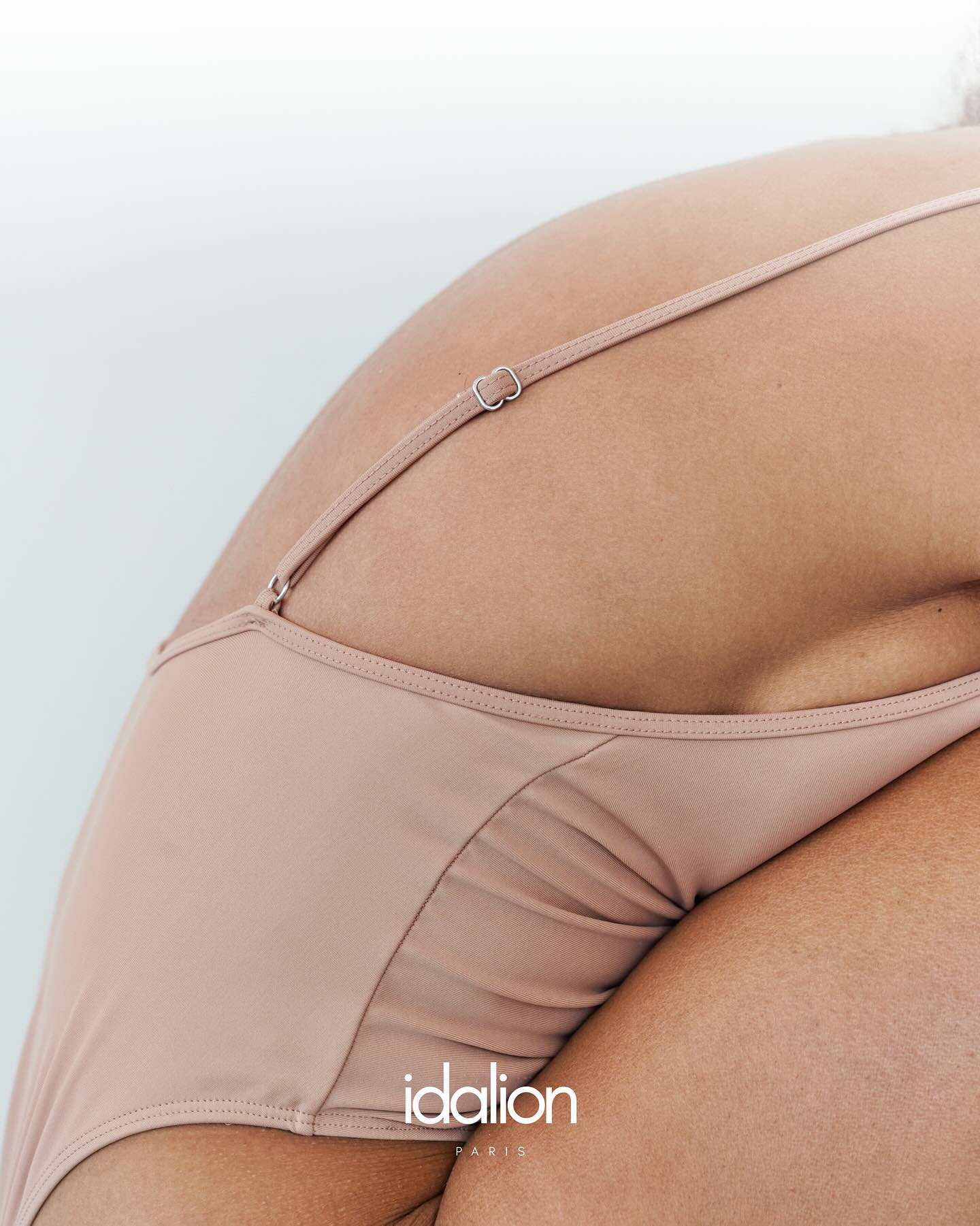 Dire moins, pour montrer mieux.
L&rsquo;&eacute;l&eacute;gance est aussi une forme de strat&eacute;gie.

#idalionparis #communicationesthetique #directionartistique #brandingmedical #medecinesthetique #parisagency