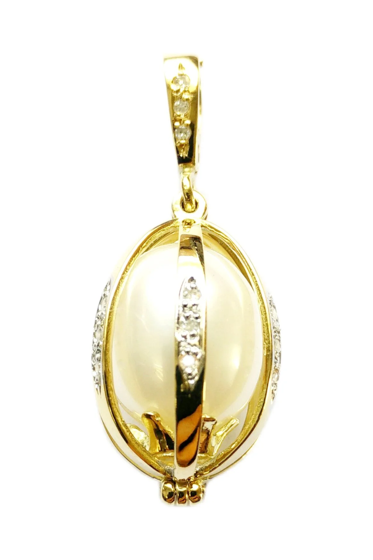 Encage Pearl Pendant Yellow Gold by Theo Fabergé in pearls and 18-carat yellow gold.