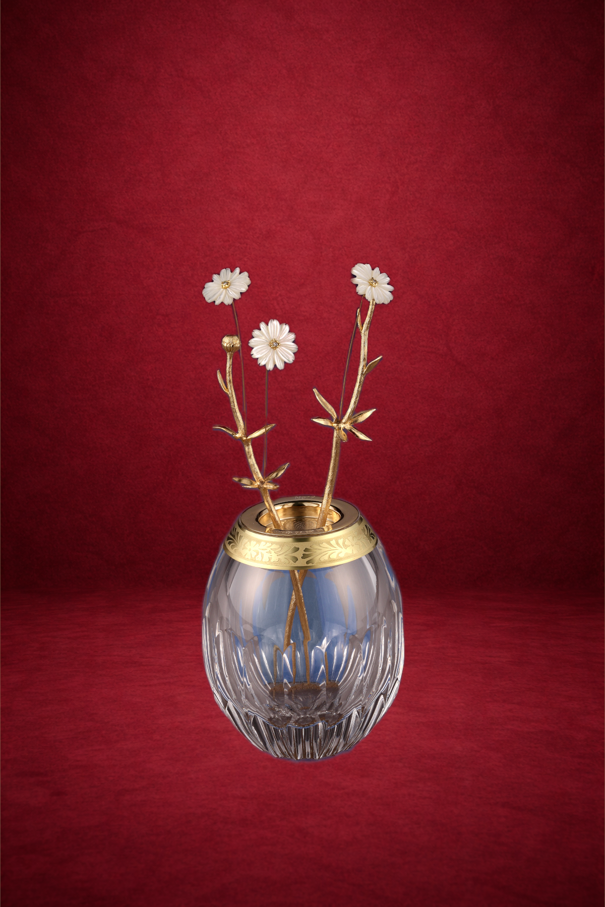 Tremblant Daisy egg creation by Theo Fabergé featuring delicate tremblant daisies with fine gold craftsmanship.