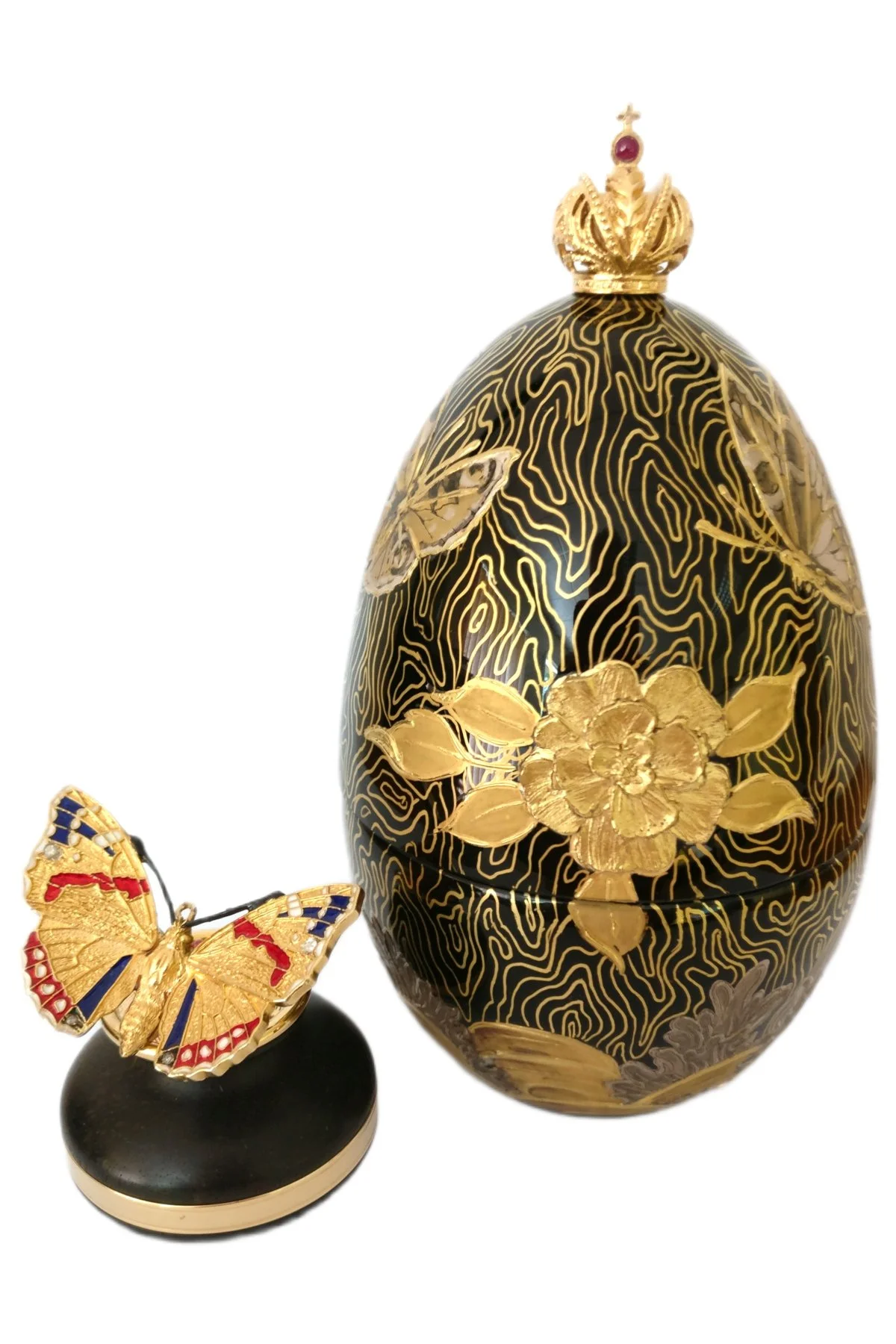 Ciselée Egg open to reveal its handcrafted surprise.