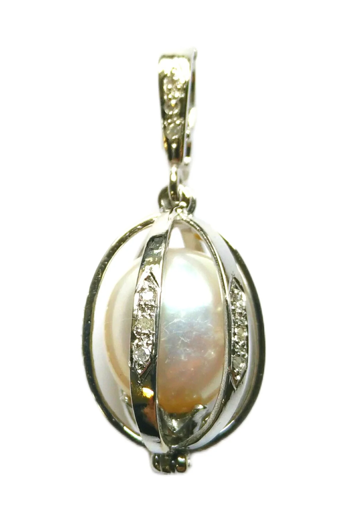 Encage Pearl Pendant White Gold by Theo Fabergé in pearls and 18-carat white gold.