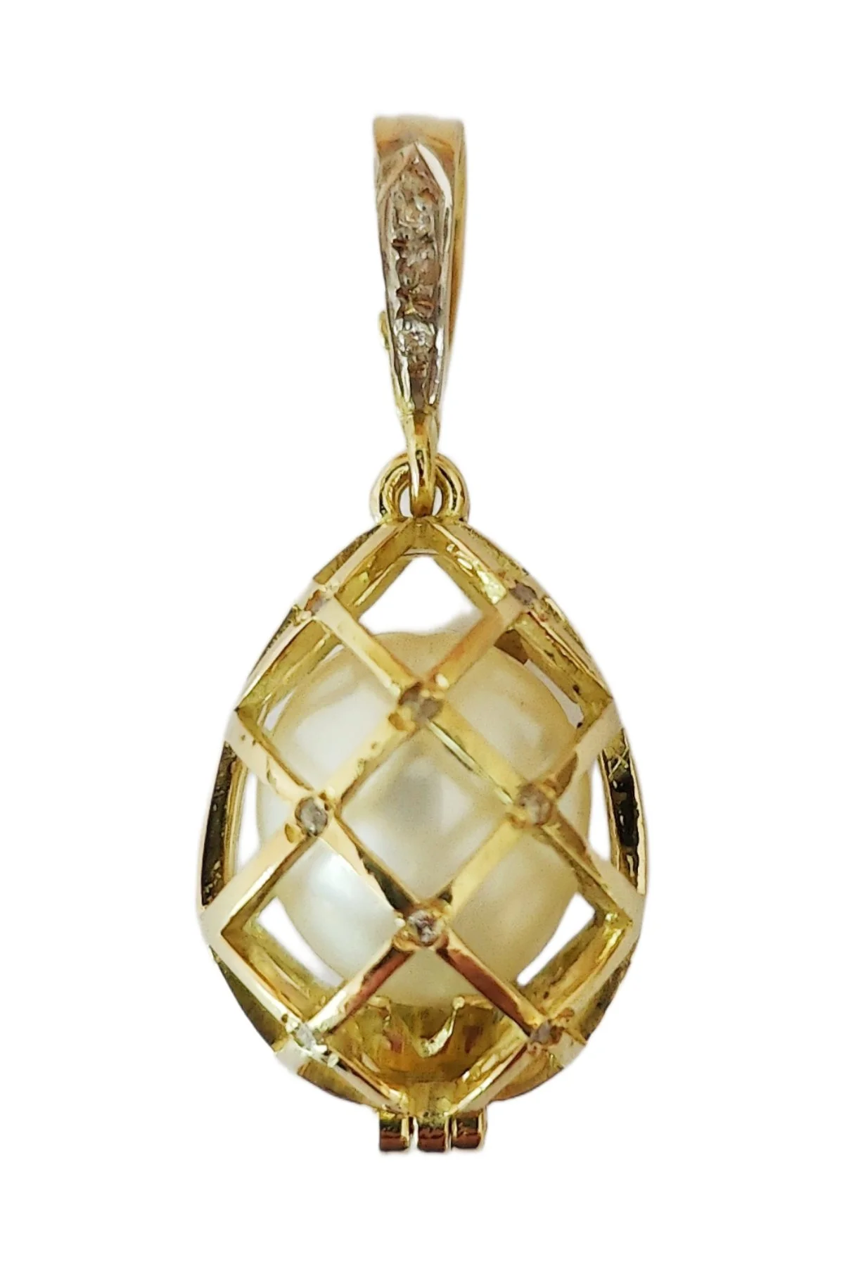 Lattice Pearl Pendant Yellow Gold by Theo Fabergé in pearls and 18-carat yellow gold.