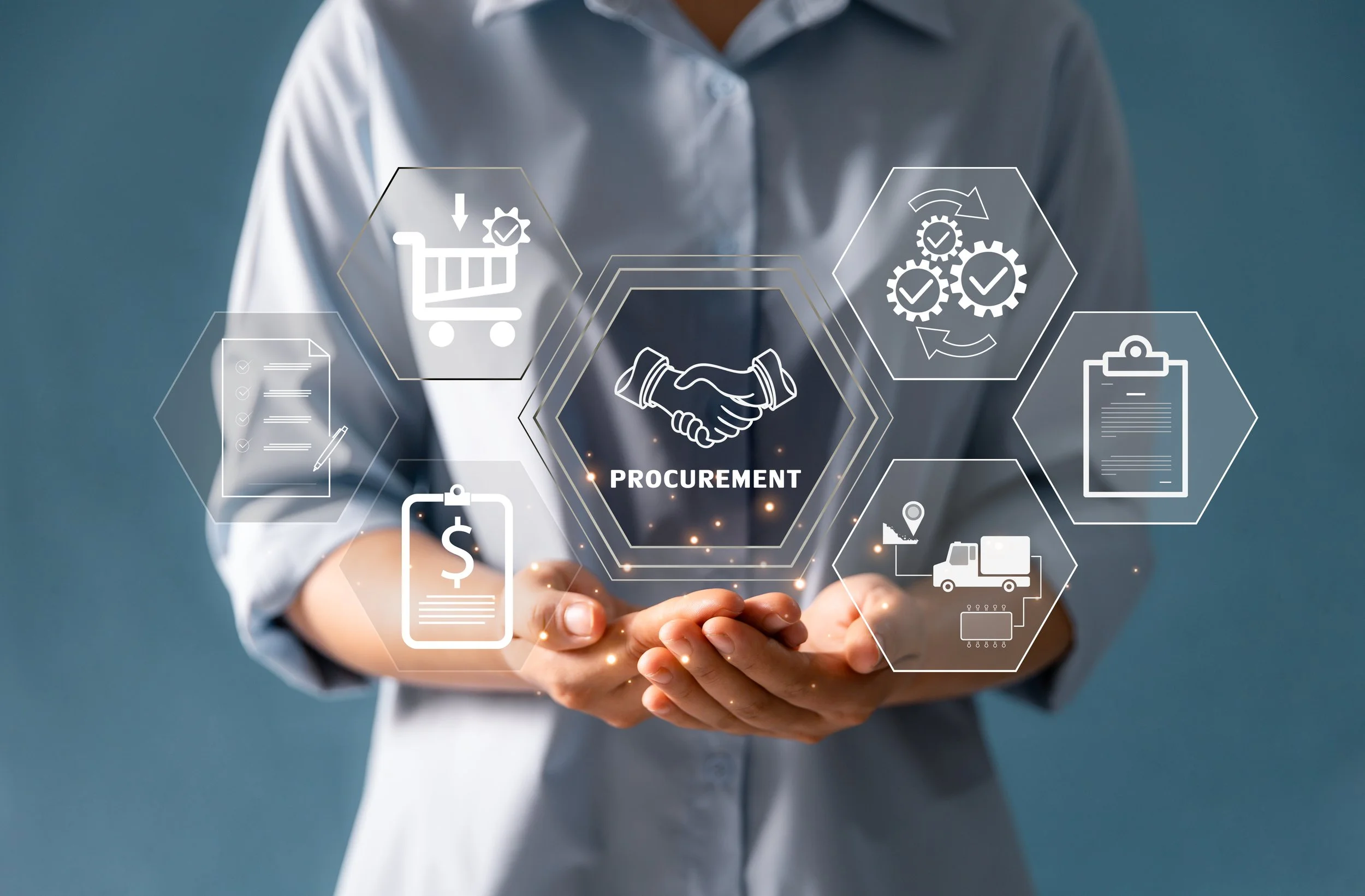 En person holder ut en digitalt interfaceskildring med ikoner for innkjøp, økonomi, logistikk, avtaler, rapporter, og prosessstyring, med fokus på innkjøp.