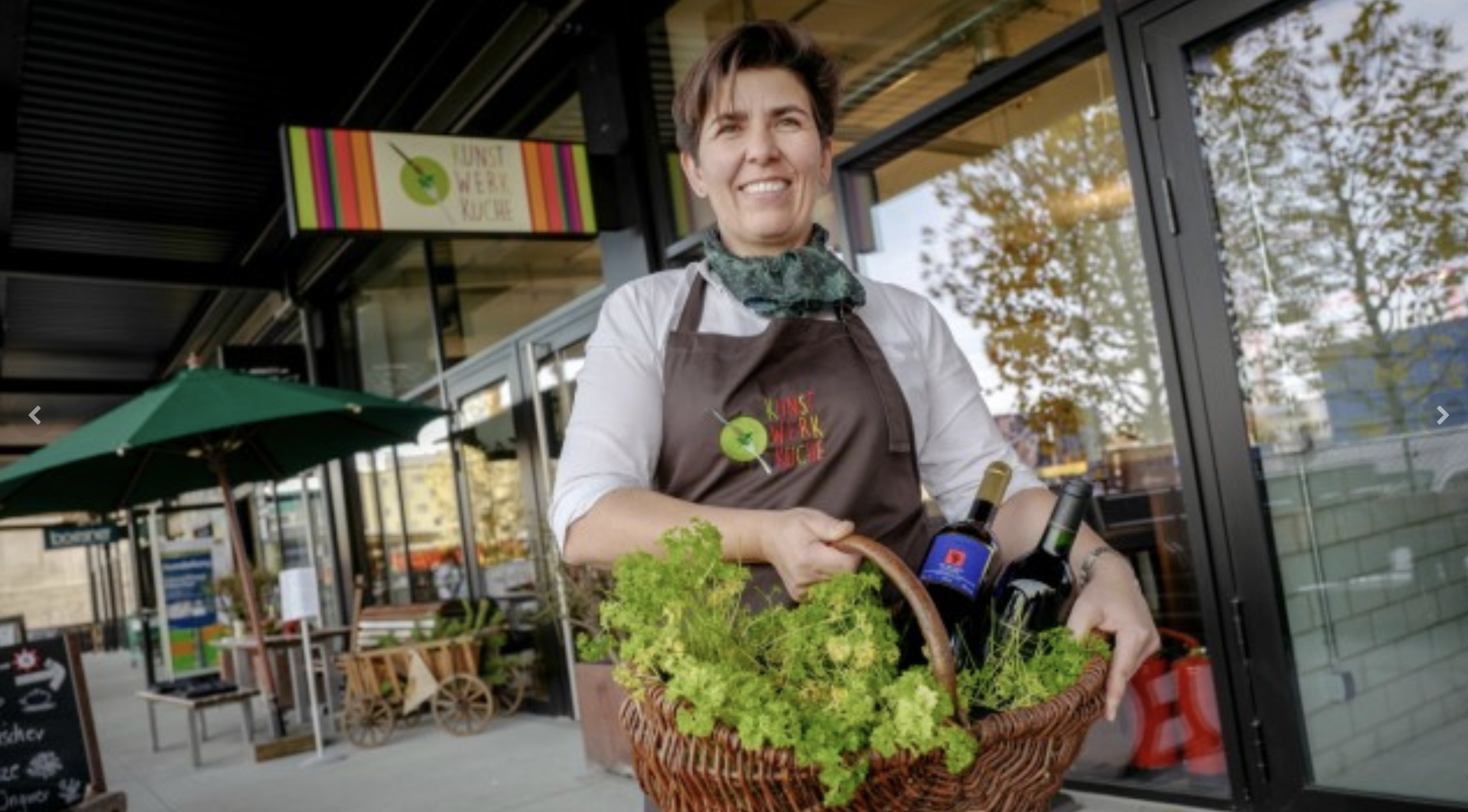 Katharina Inselkammer mit einem Korb Marktgemüse.