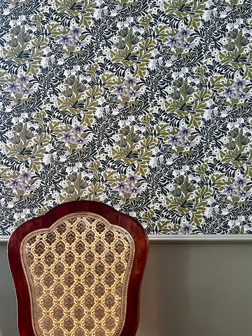 Detailansicht Tapete mit einem antiken Sessel