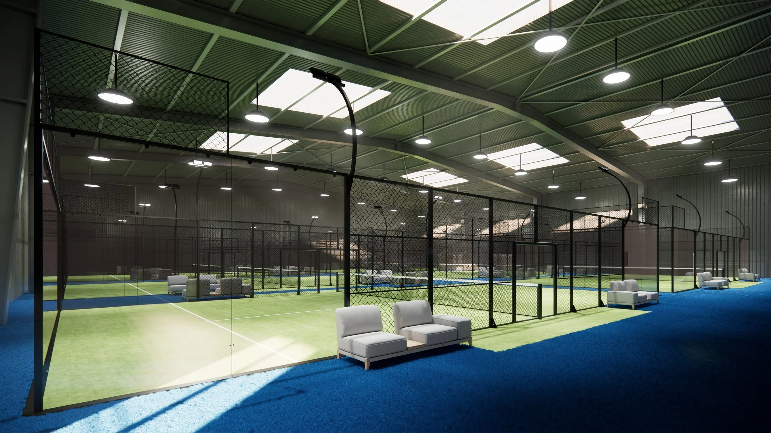Innenansicht einer Padelanlage mit mehreren Padelplätzen, schwarzen Umzäunungen, Sitzgelegenheiten und blauer Teppichboden, beleuchtet durch große Deckenlampen.