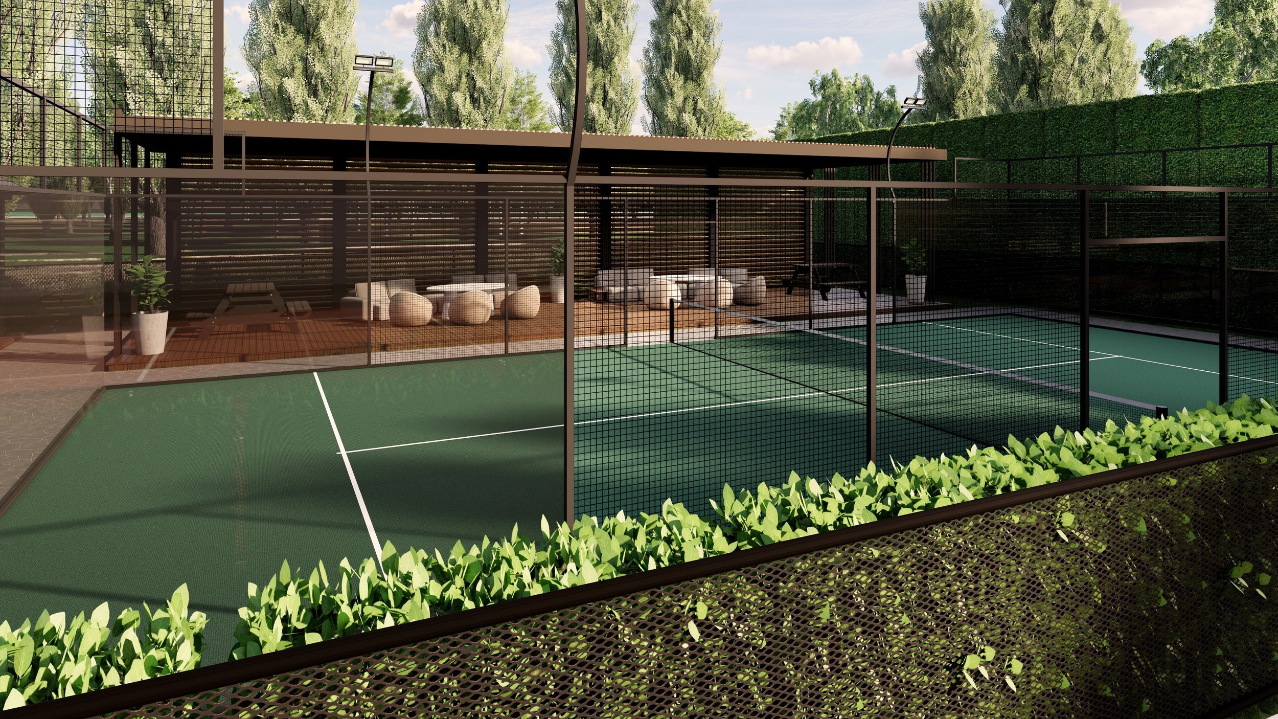 Zwei Padelplätze mit grüner Oberfläche, hinter einem schwarzen Gitterzaun, mit einer Sitzecke im Hintergrund, umgeben von Büschen und Bäumen