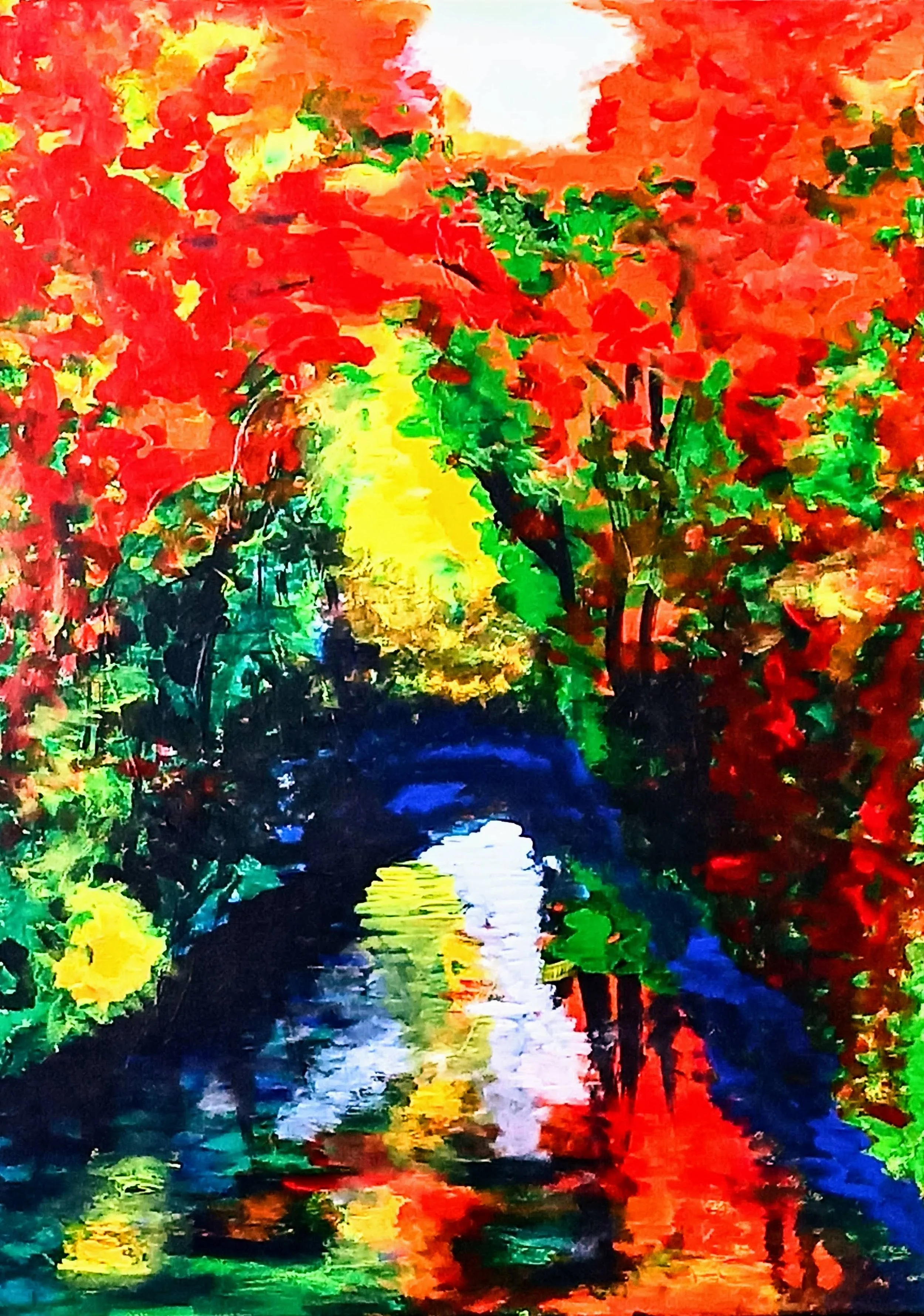 Ein impressionistisches Gemälde, das einen bunten Garten mit einem kleinen Wasserlauf, roten, grünen, gelben Blättern und einem hellen Himmel zeigt.