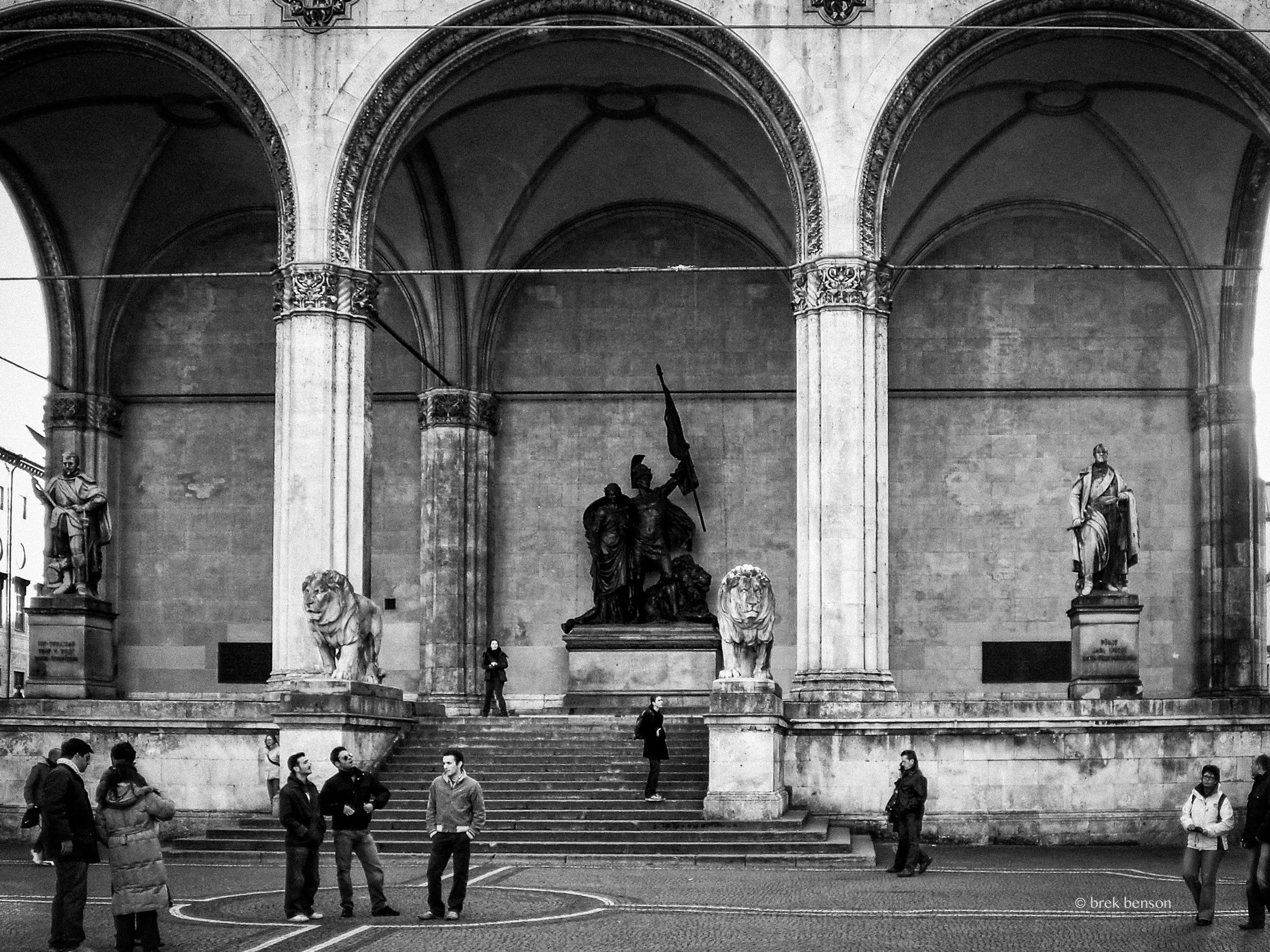 Munich Odeonsplatz 300dpi.jpg