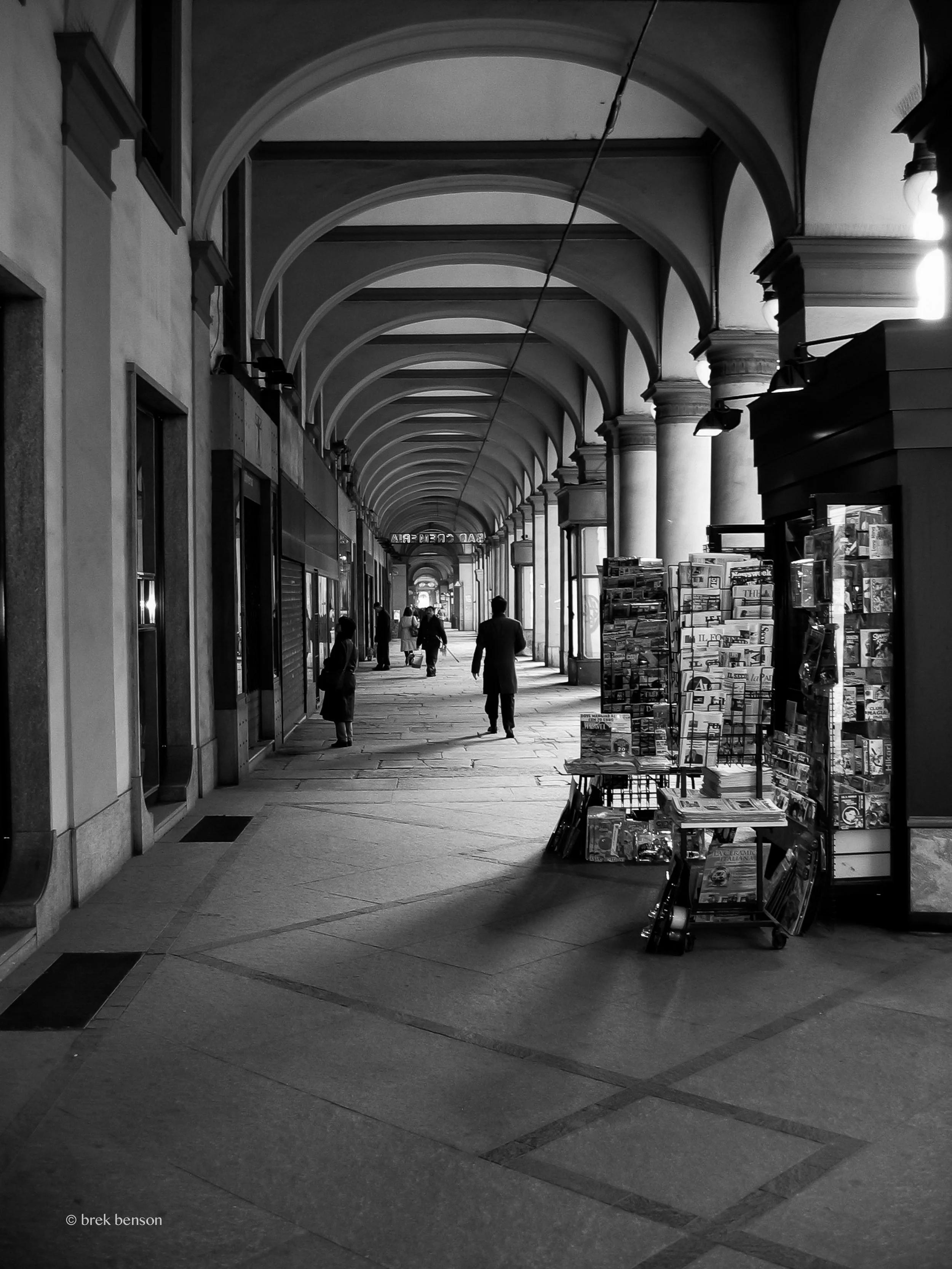 Italy shopping hall 300dpi.jpg