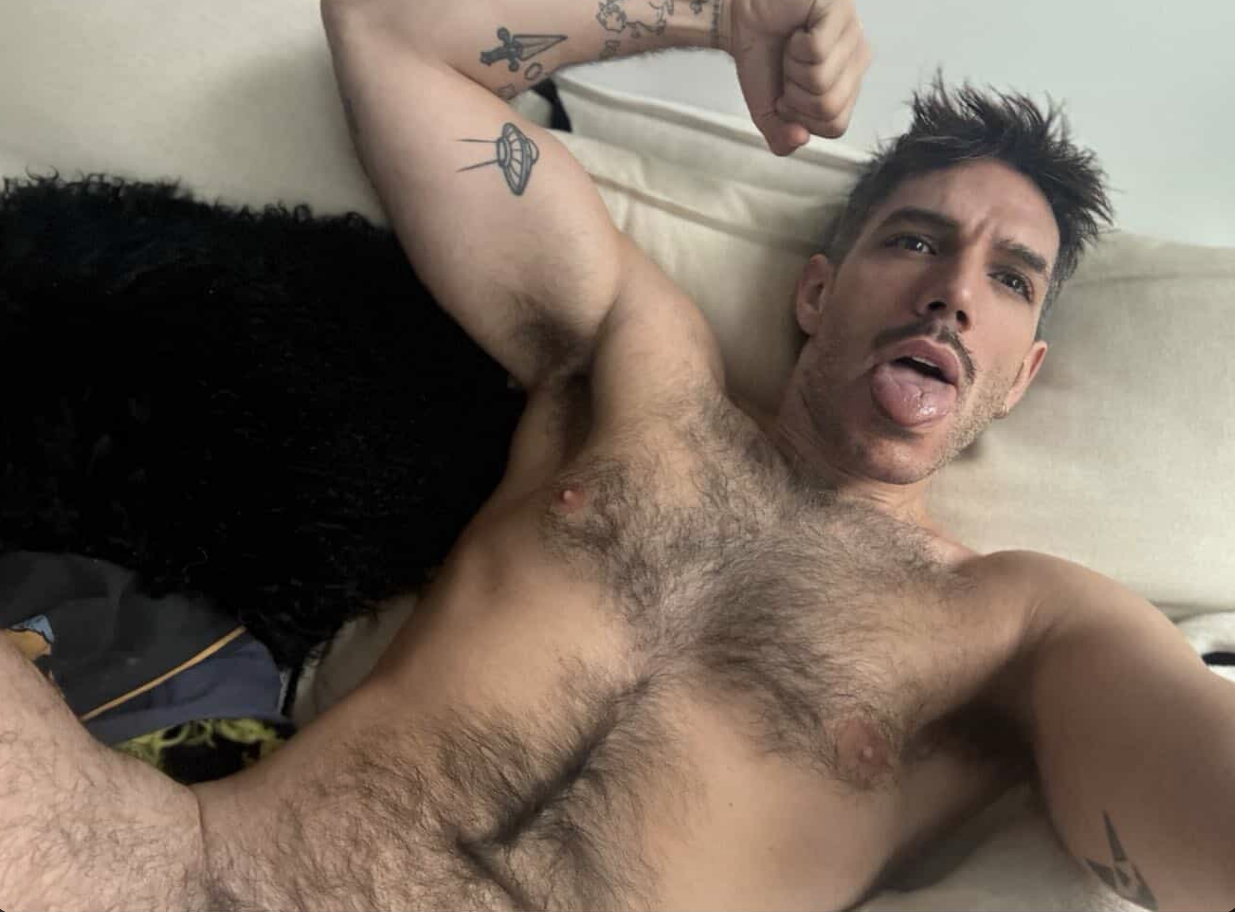 François naked on the bed