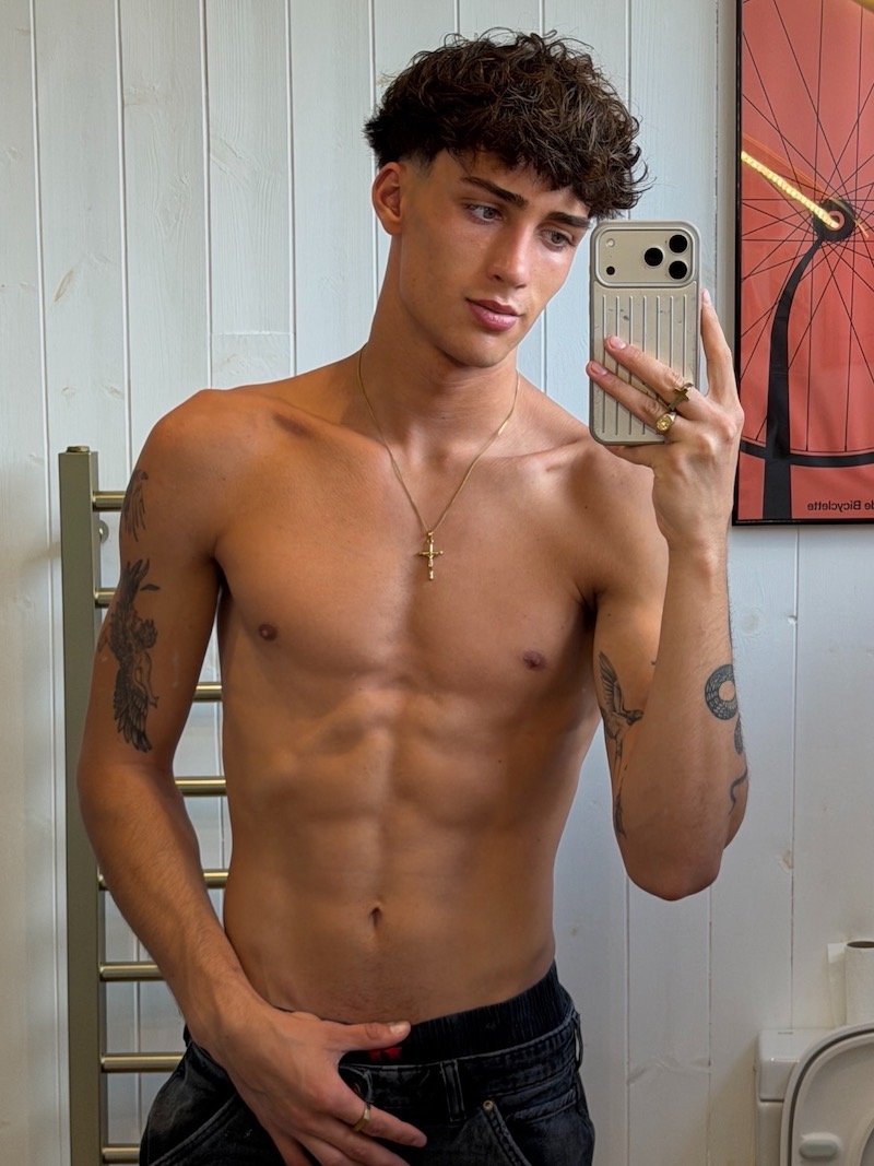 Chase Parkerr taking a selfie shirtless