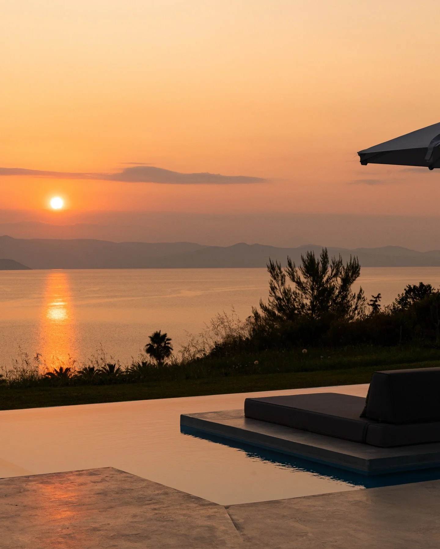Light like this belongs to those who plan beautifully. Secure your dates now.

#HorizonDreamVillas #LuxuryTravelGreece #GreekSunset #EarlyBookings