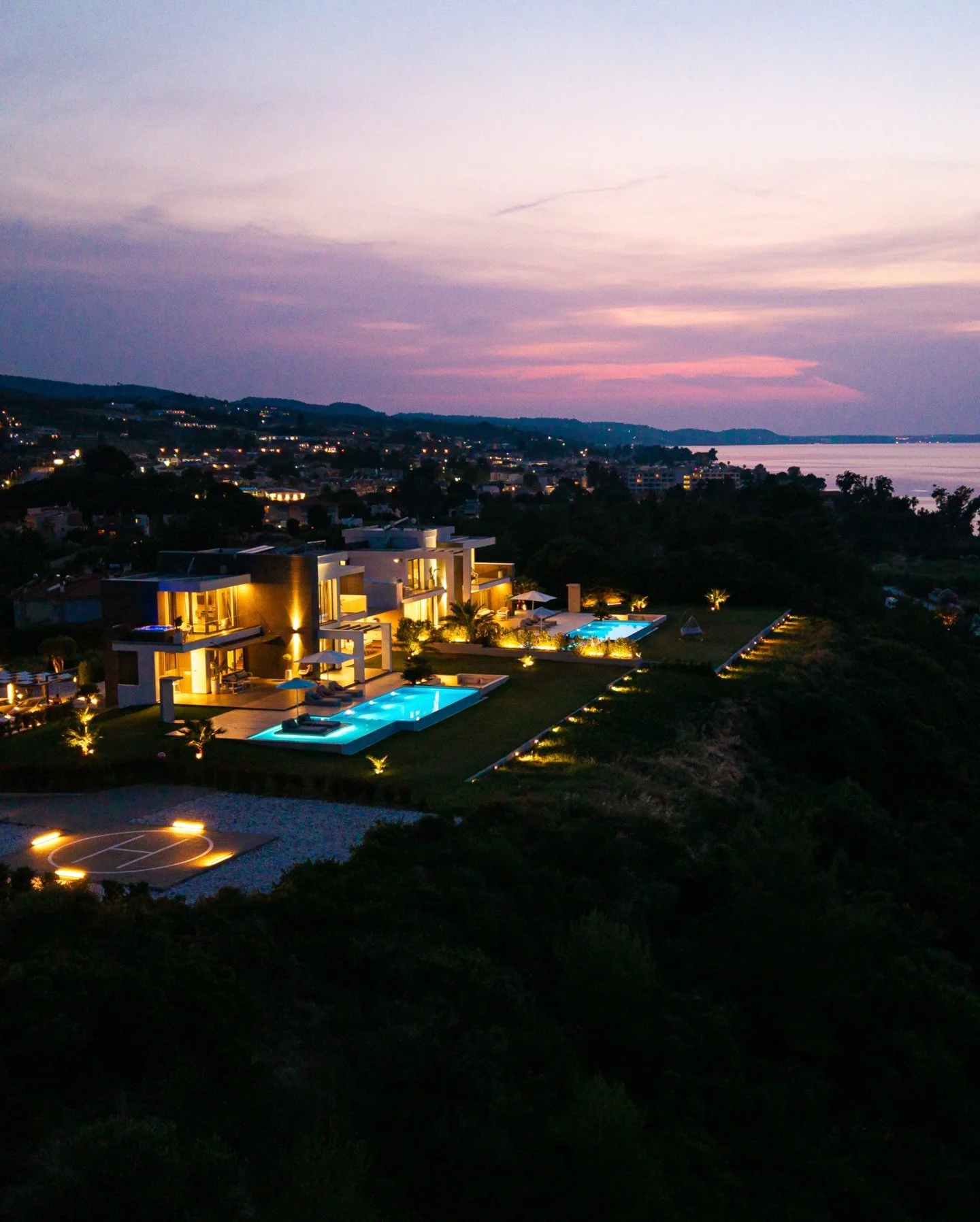 Evenings here are never rushed. Secure your summer escape.

#HorizonDreamVillas #BlueHourVibes #LuxuryVillas #Halkidiki