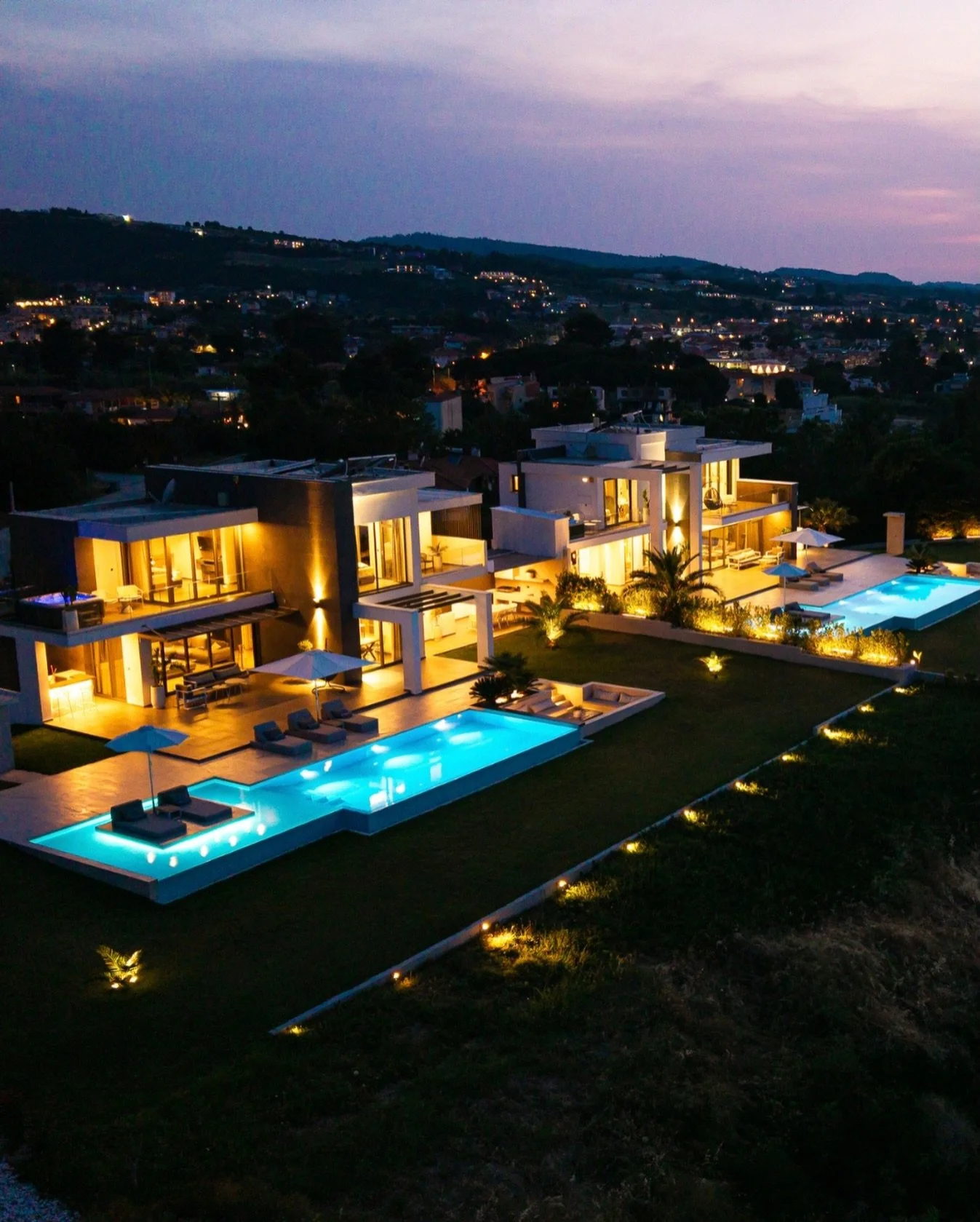 When the sun fades, the villas glow quietly against the horizon.
 👉 Plan your summer evenings early.
 #HorizonDreamVillas #LuxuryVillasGreece #HalkidikiNights #EarlyBooking