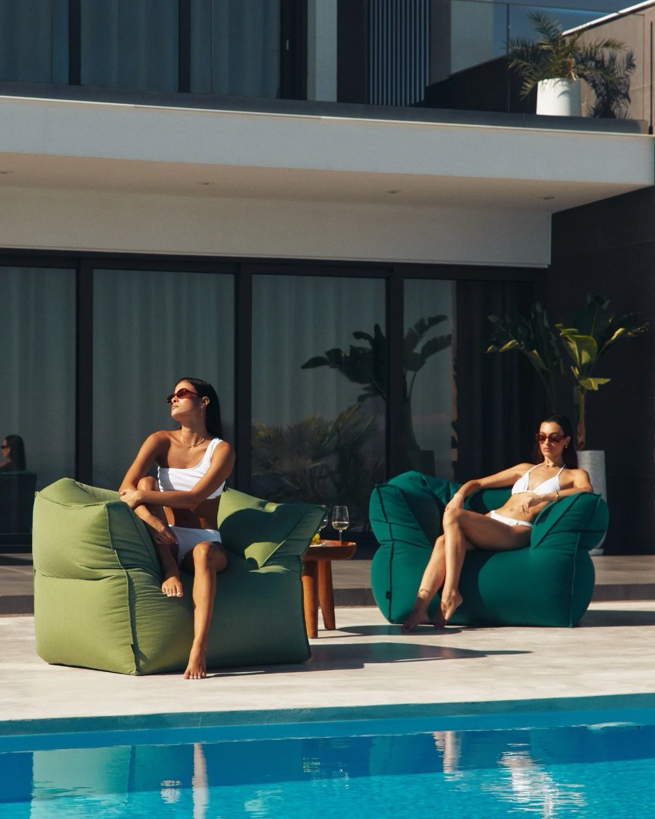 Sunlight, stillness, and a cocktail waiting quietly.
👉 Discover your summer at Horizon.
#HorizonDreamVillas #QuietLuxury #PoolsideLiving #HalkidikiVillas