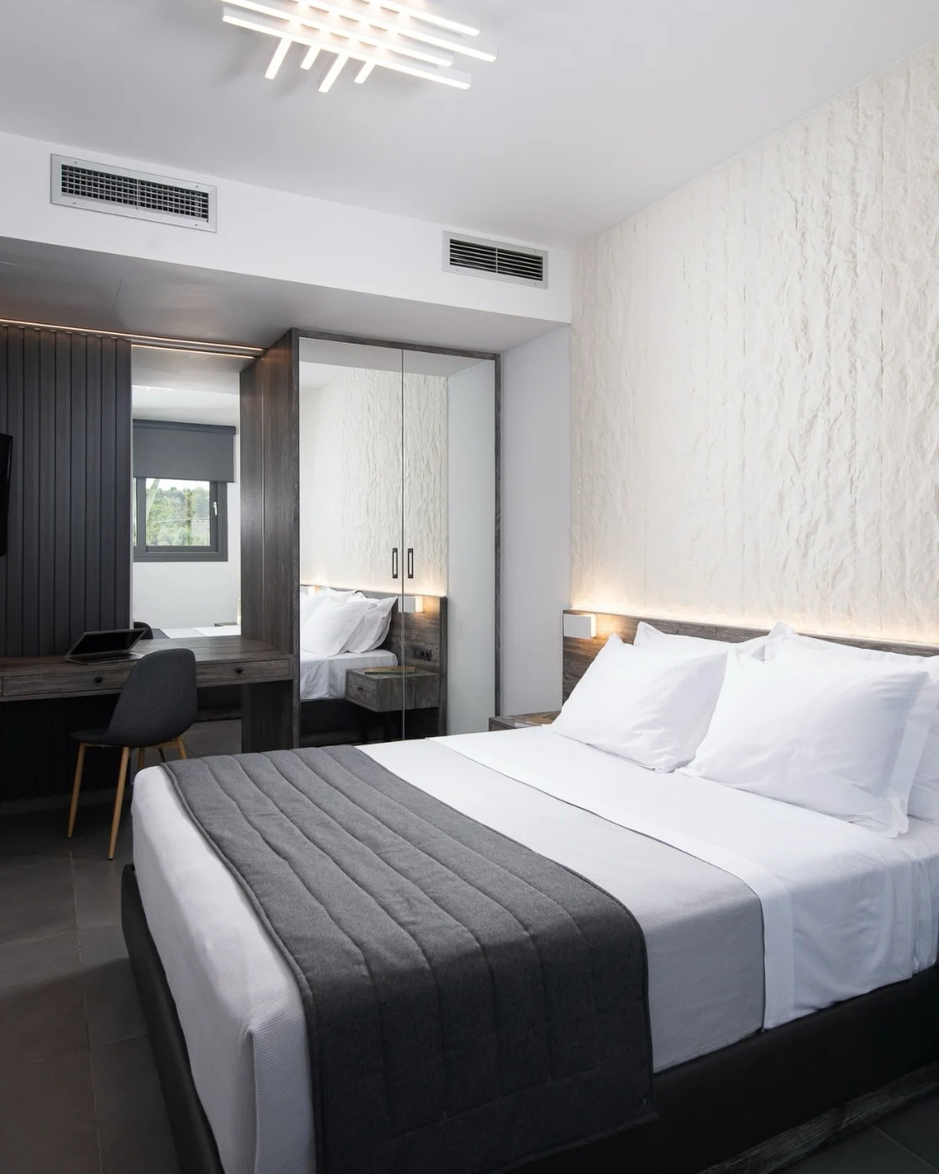 Where every detail invites you to slow down.
Discover your summer at Horizon.
#HorizonDreamVillas #QuietLuxury #LuxuryVillasGreece #SlowLiving