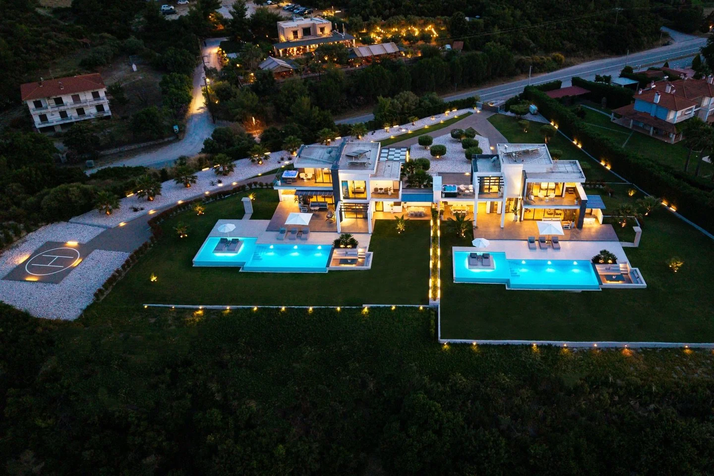 As night falls, the villas settle into a quieter kind of luxury.
Secure your summer evenings. 💙

#HorizonDreamVillas #LuxuryVillasGreece #VillaNights #Halkidiki
