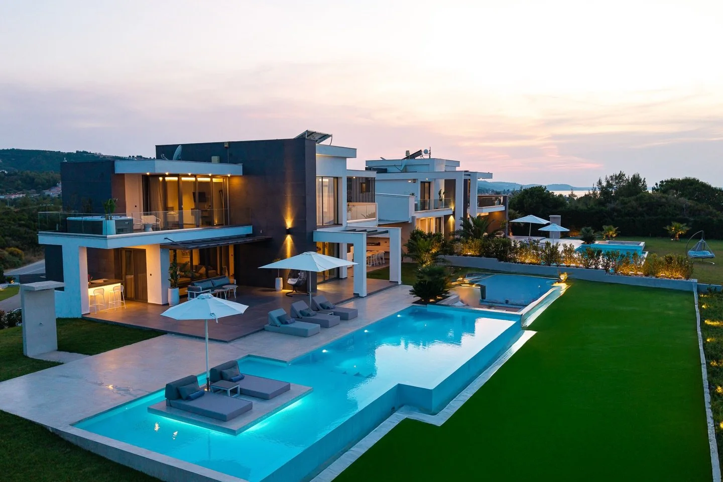 When the light fades, the calm deepens. Secure your stay early.

#HorizonDreamVillas #BlueHour #LuxuryVillasGreece #EveningCalm