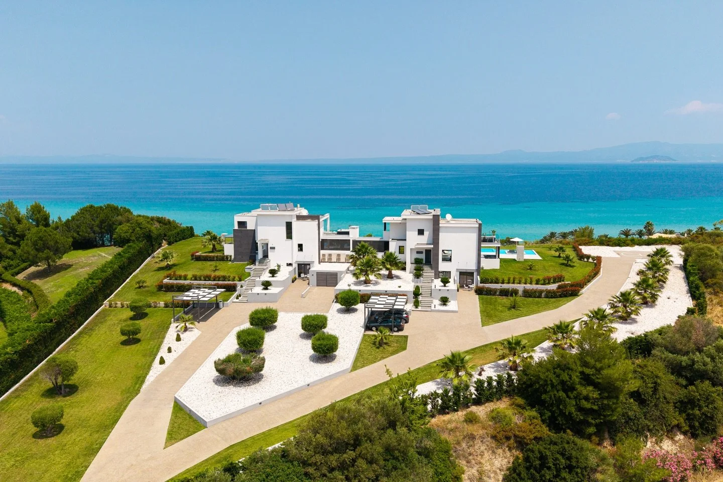 Where summer begins long before arrival. Secure your villa early.

#HorizonDreamVillas #LuxuryVillasGreece #SeaViewLiving #EarlyBooking