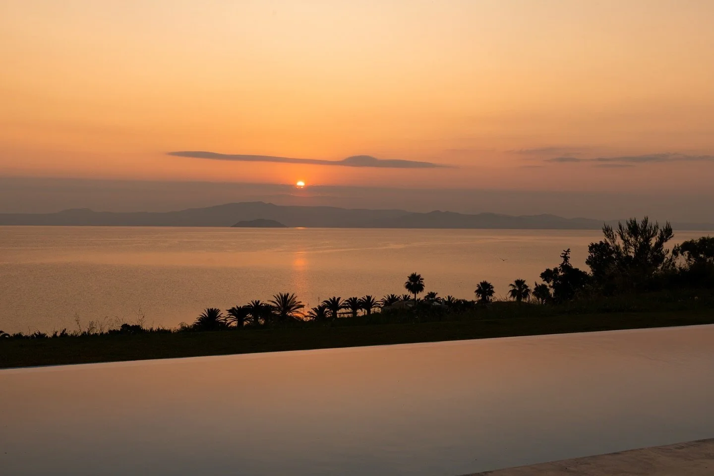 Golden hours like these don&rsquo;t wait. Plan your stay before it&rsquo;s gone.

#HorizonDreamVillas #SunsetViews #GreekEscape #LuxuryTravel