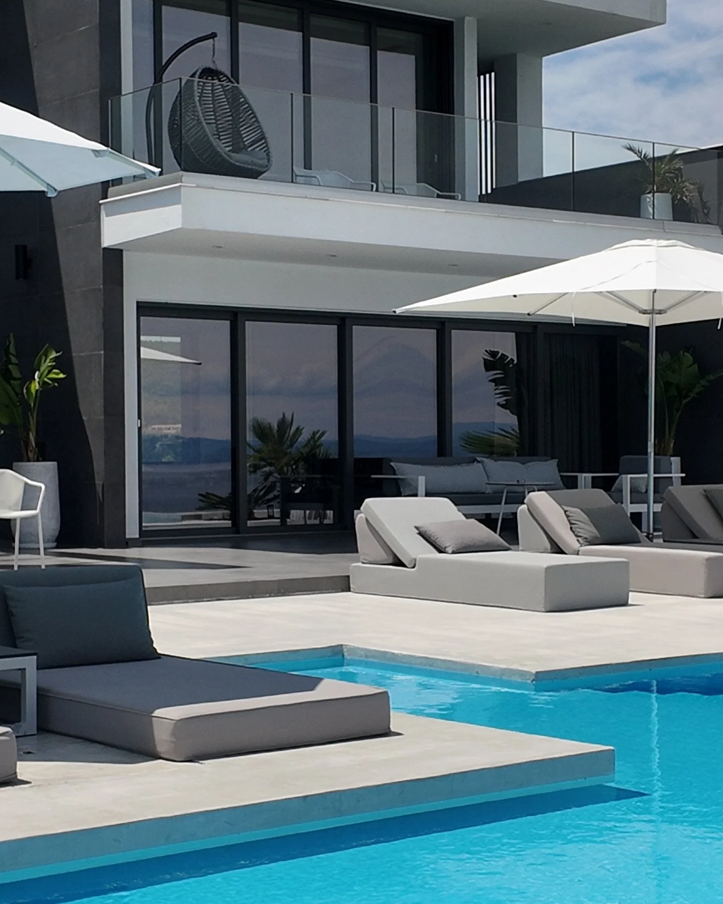 Still water. Endless blue.

#HorizonDreamVillas #PoolsideCalm #GreekSummer #LuxuryVilla #SeaView