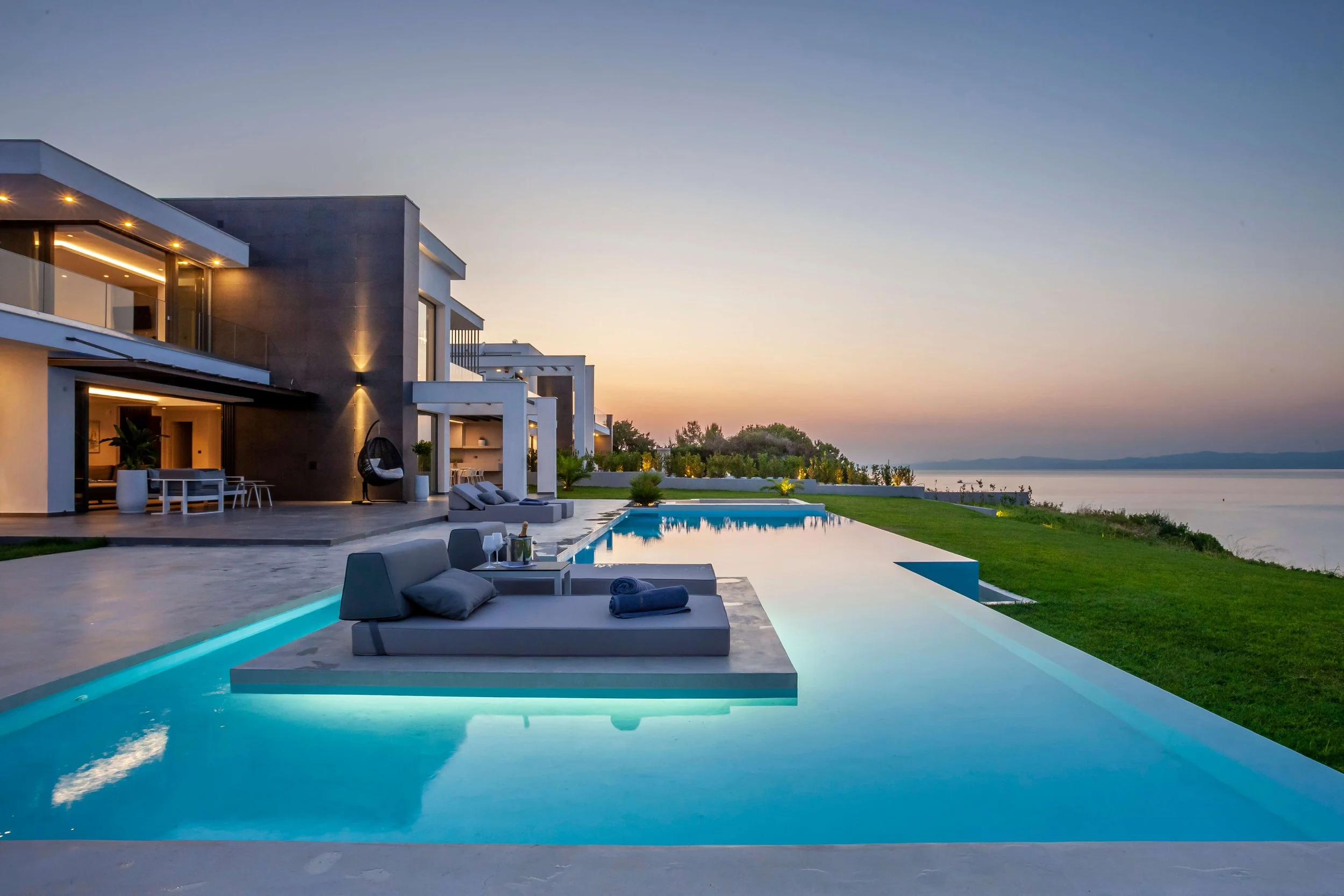 Horizon-Dream-Villas-Halkidiki-Sapphire-Villa-Pool-and-outside area-(8).jpg