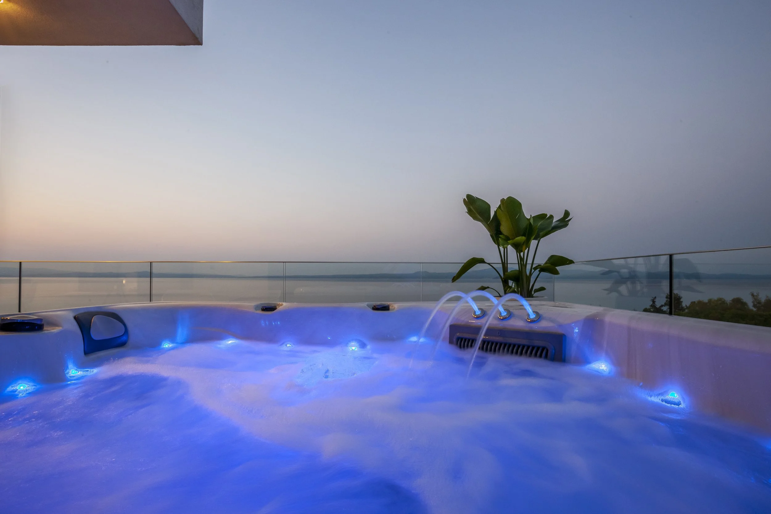 Horizon Dream Villas-Halkidiki- Sapphire Villa jacuzzi (1).jpg