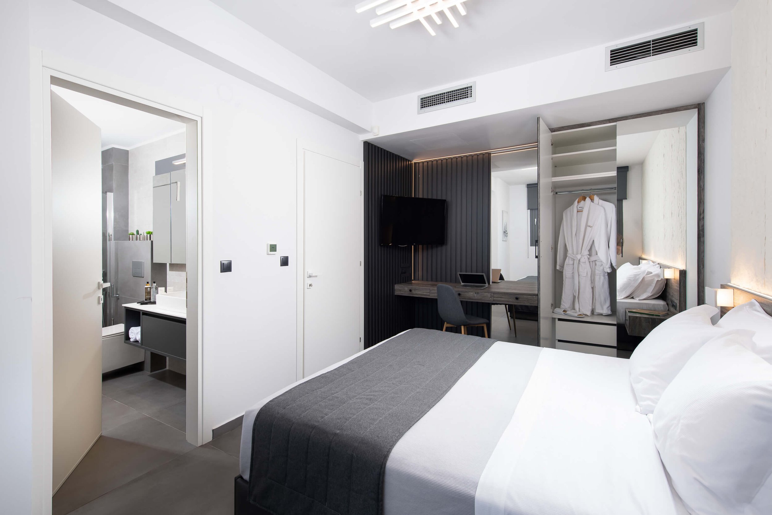 Luxurious bedroom in Sapphire Villa Halkidiki featuring rivate bathroom, king or queen-size bed and premium linen Kassandra, Hanioti