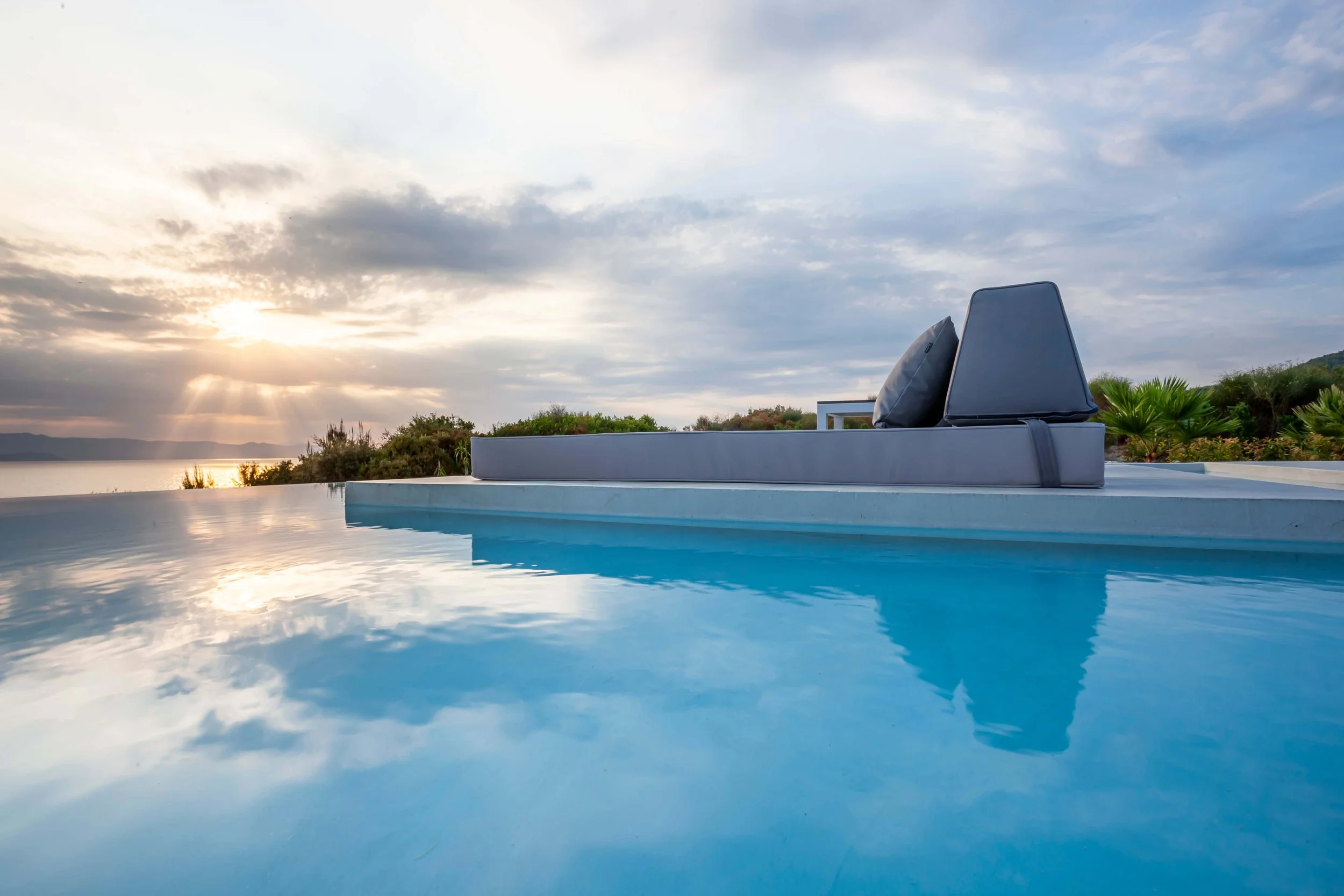 Horizon-Dream-Villas-Halkidiki-Sapphire-Villa-Pool-and-outside area-(1).jpg