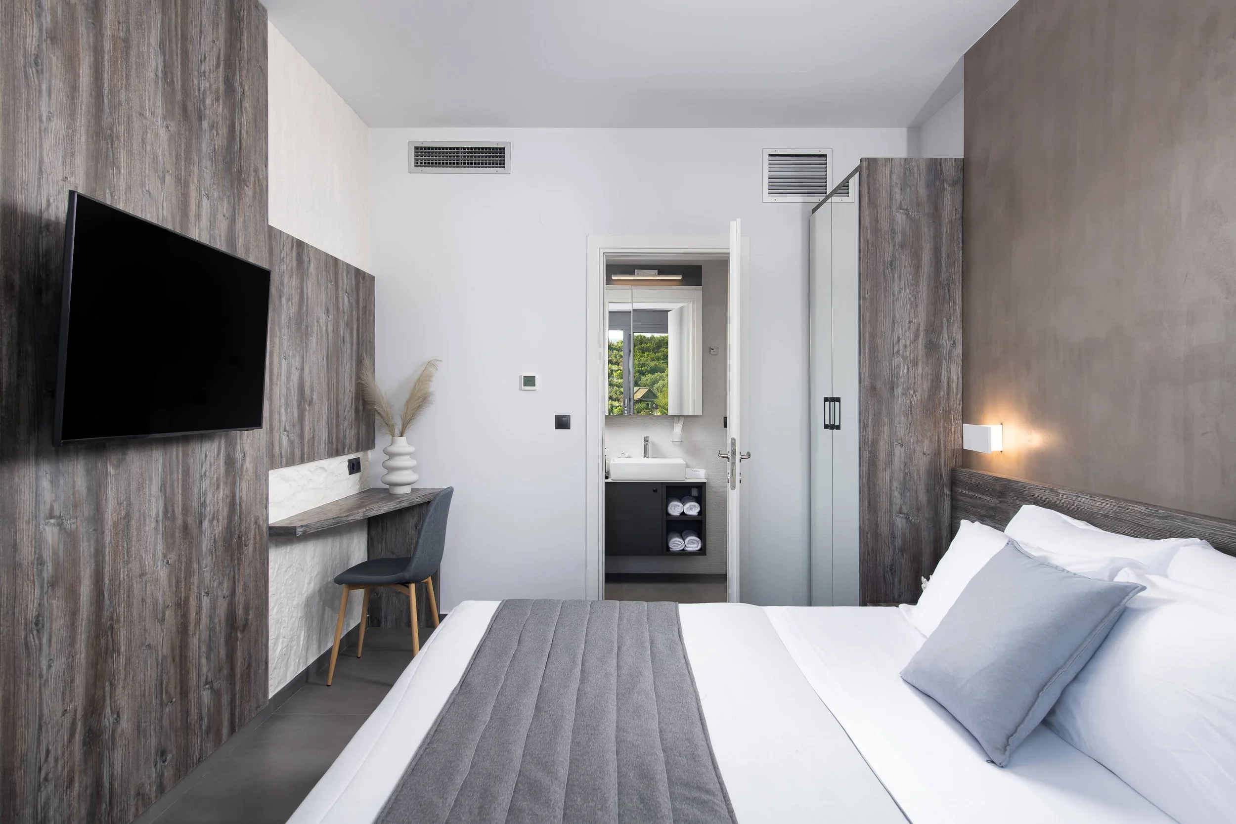 Luxurious bedroom in Sapphire Villa Halkidiki featuring rivate bathroom, king or queen-size bed and premium linen Kassandra, Hanioti