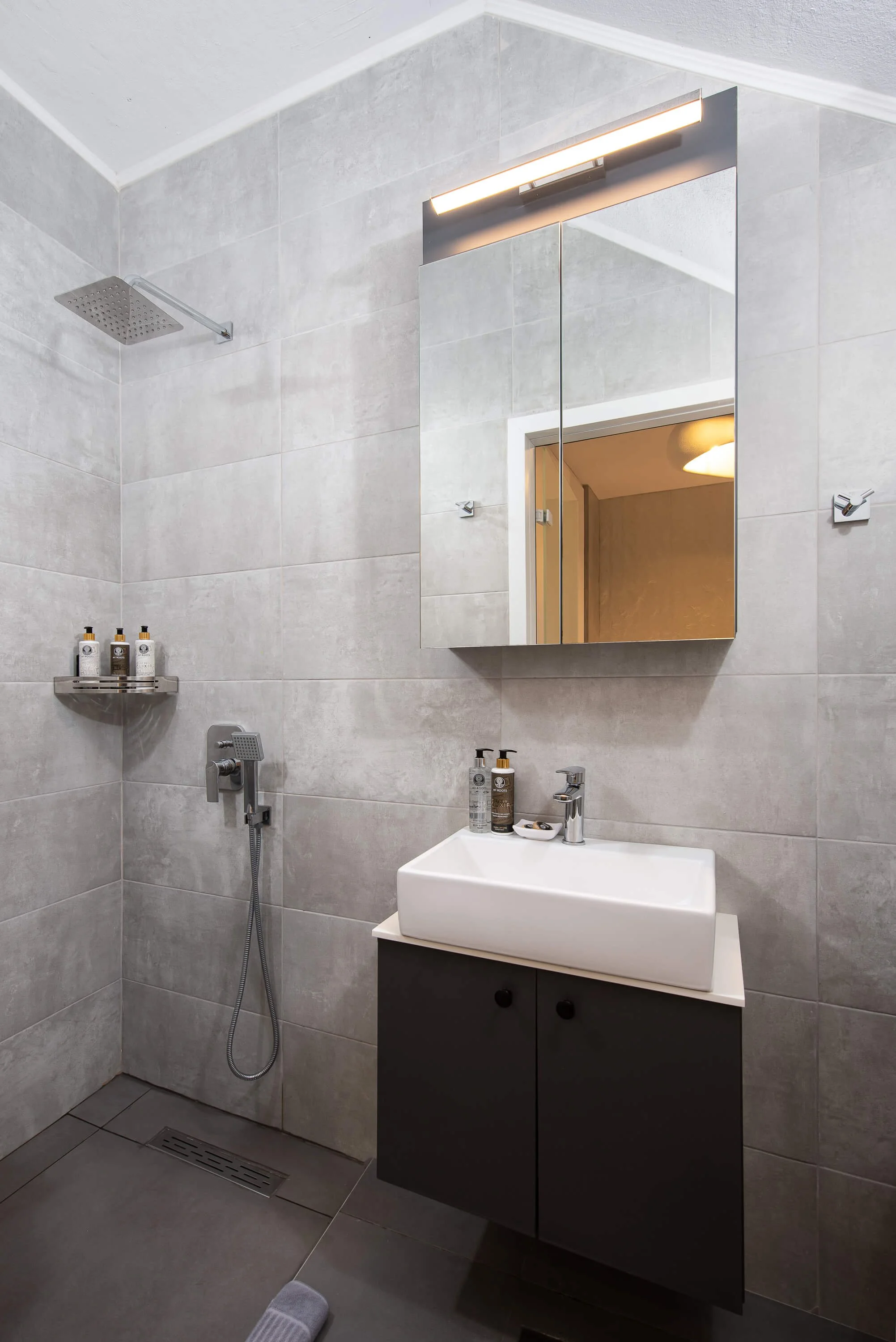 Luxurious bedroom in Sapphire Villa Halkidiki featuring rivate bathroom, king or queen-size bed and premium linen Kassandra, Hanioti