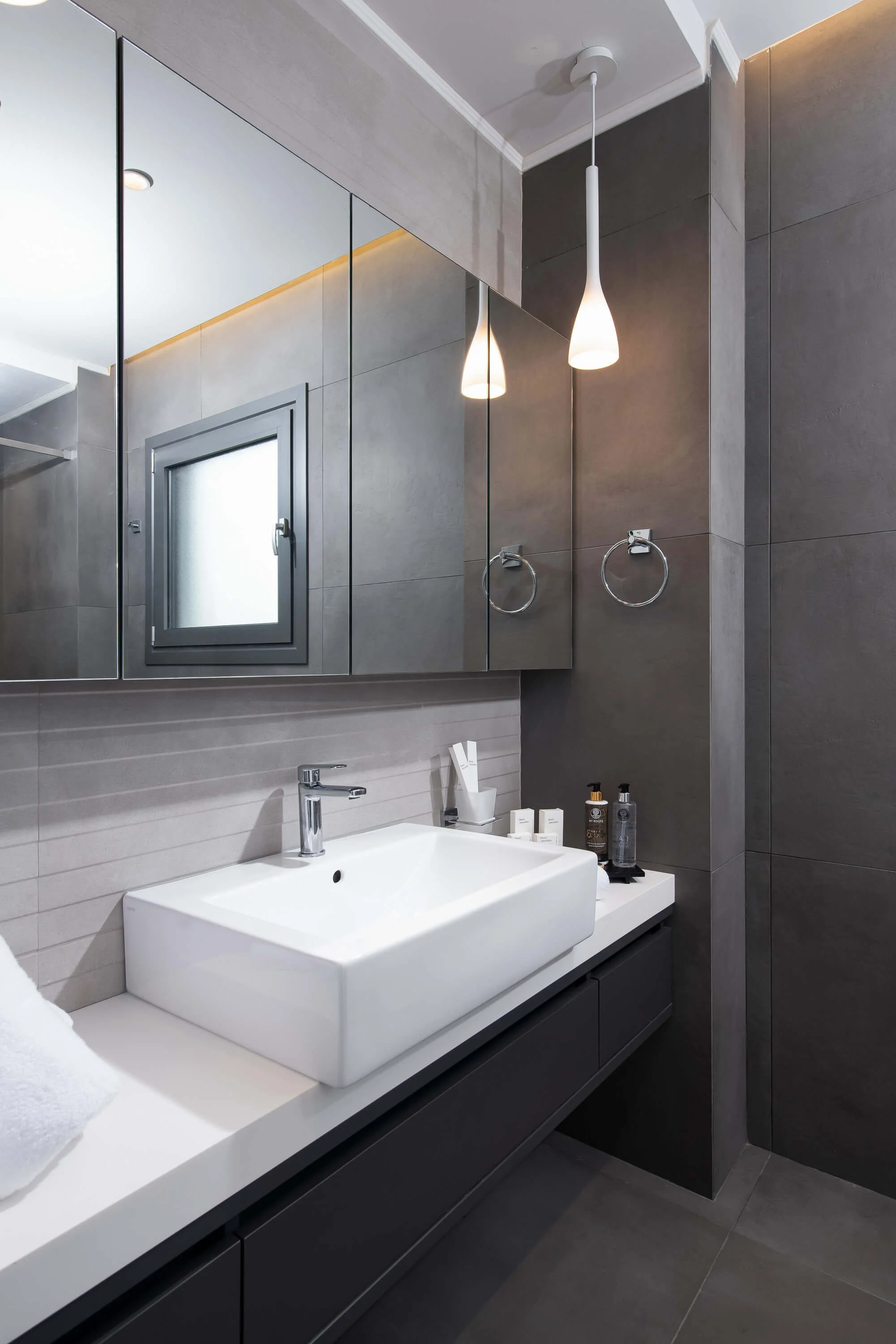 Luxurious bedroom in Sapphire Villa Halkidiki featuring rivate bathroom, king or queen-size bed and premium linen Kassandra, Hanioti